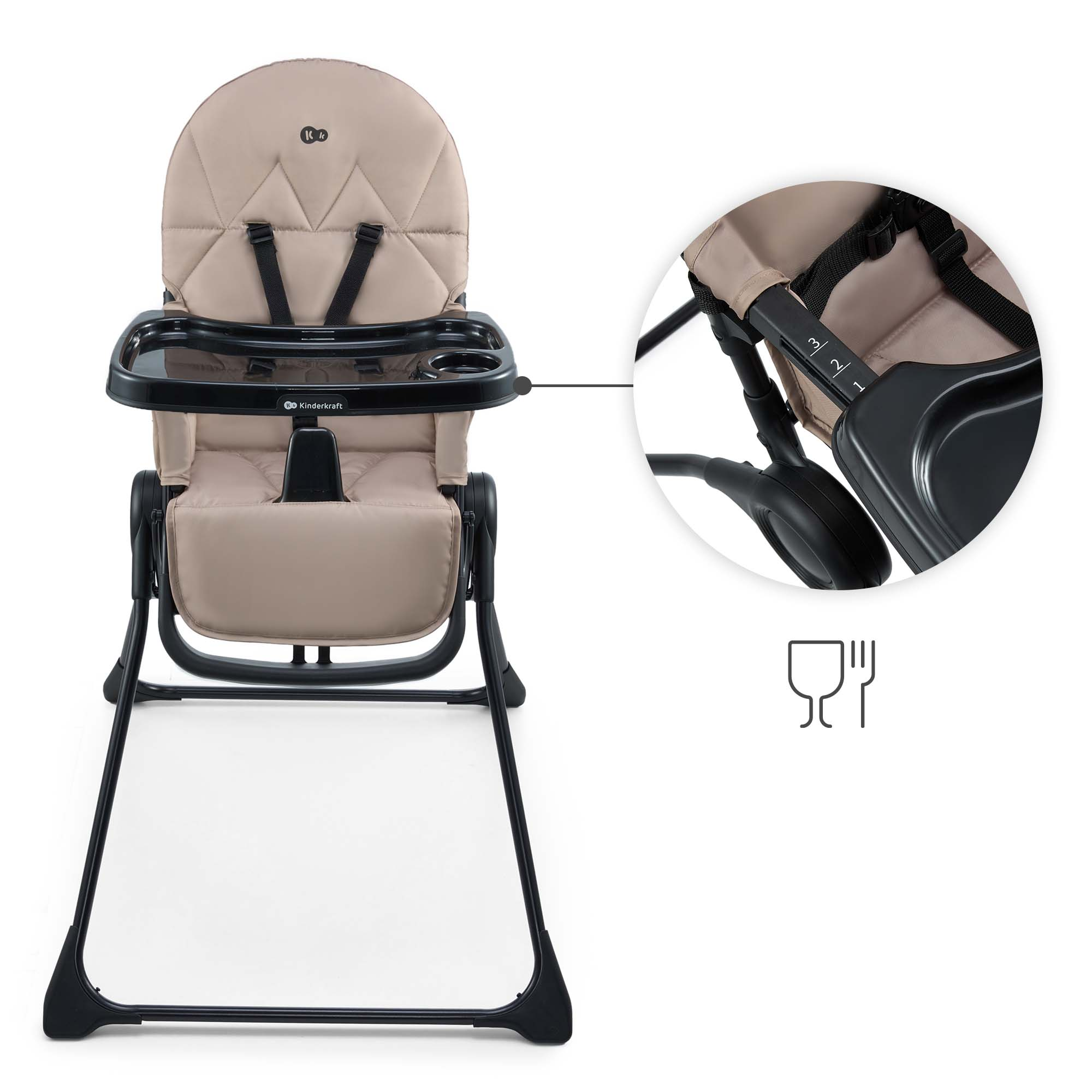 Ein beiger Kinderhochstuhl mit schwarzen Gurten und Tablett.