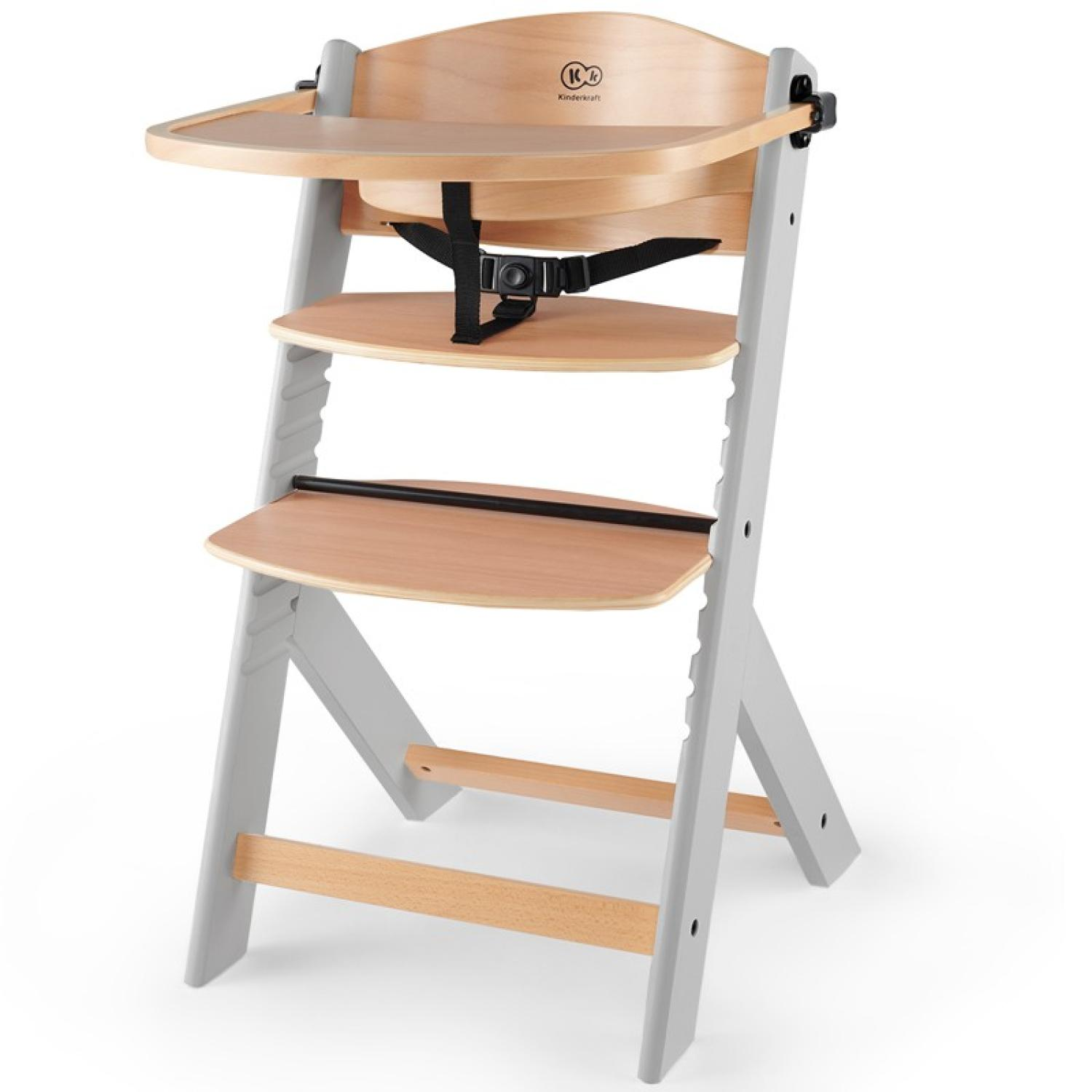 Ein hölzerner Hochstuhl mit Tablett, Gurten und verstellbaren Sitzen.