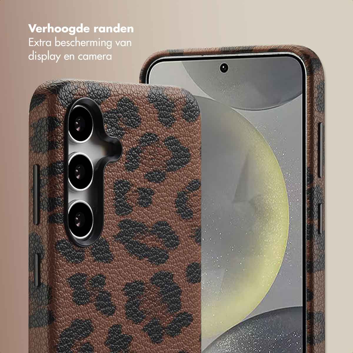Bruine telefoonhoes met luipaardprint en verhoogde randen voor camera.