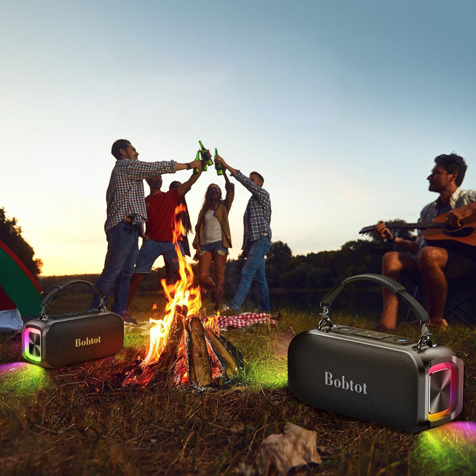 Freunde trinken Bier am Lagerfeuer, während Musik spielt. Zwei Lautsprecher sind im Vordergrund.