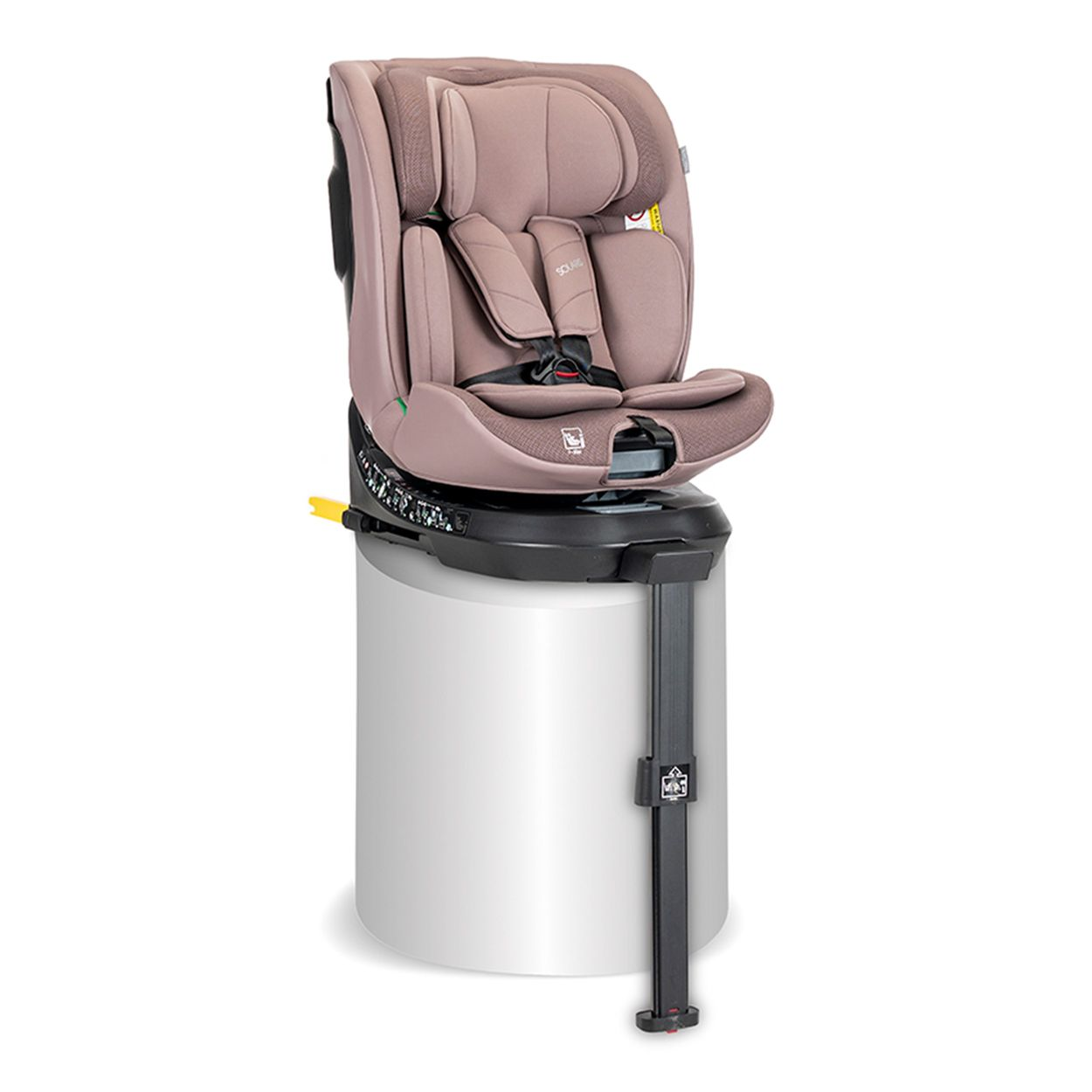 Ein beiger Kindersitz mit Gurten auf einem weißen Zylinder.