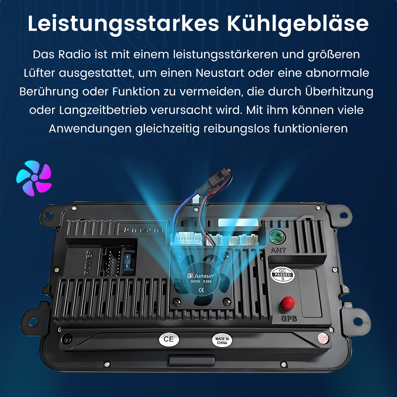 Rückseite eines Autoradios mit Lüfter, Anschlüssen und GPS-Modul.