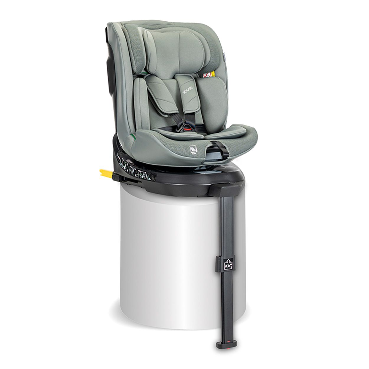 Grauer Kindersitz mit Gurten auf einem weißen Zylinder, Studioaufnahme.