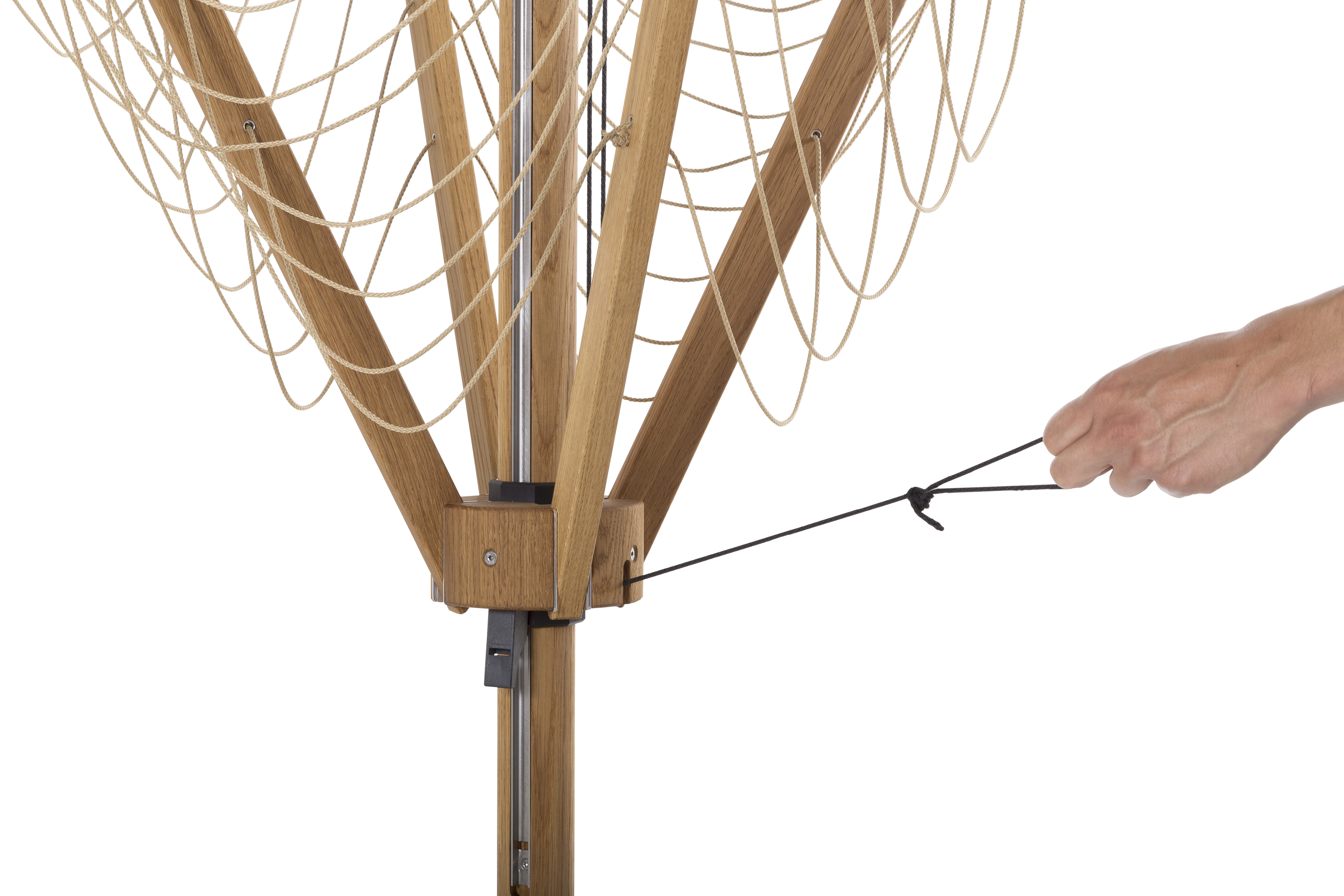 Holzständer mit Seilnetz, Hand zieht schwarze Schnur.