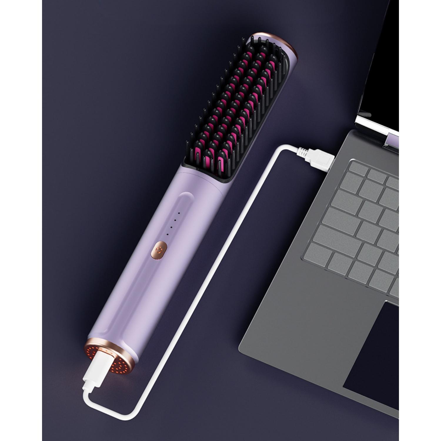 Ein lila Glättebürstenkamm lädt über ein USB-Kabel an einem Laptop auf.