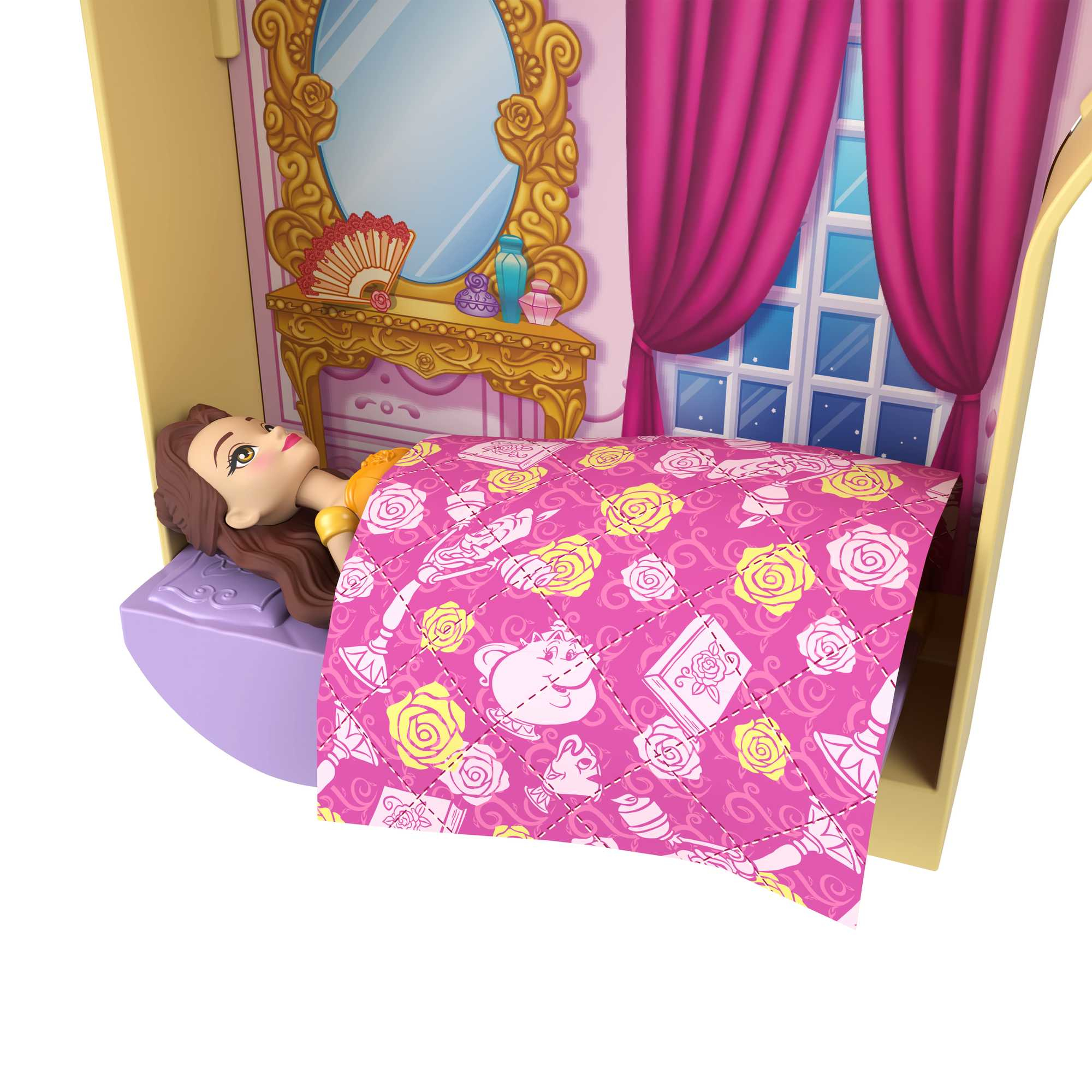Eine Puppe liegt auf einem lila Bett mit einer rosa Decke mit Rosenmuster.