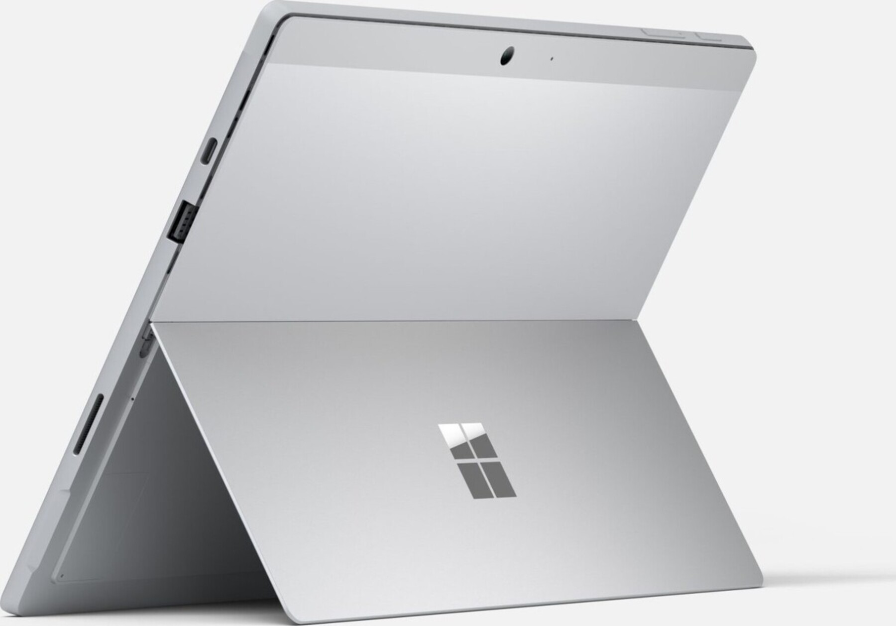 Ein silbernes Surface Laptop mit aufgestelltem Ständer und Microsoft-Logo.