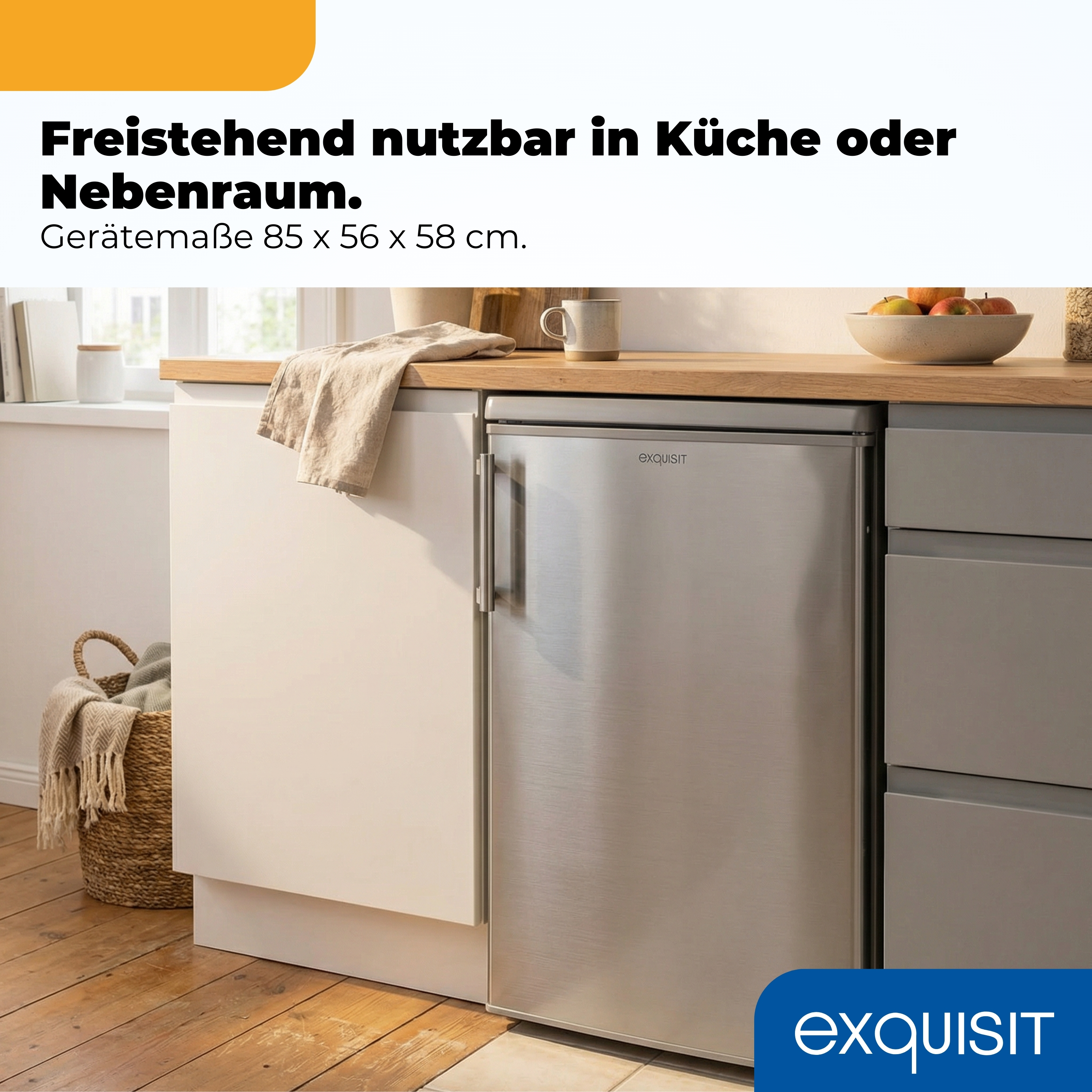 Ein freistehender Kühlschrank neben einem Korb mit Decken.