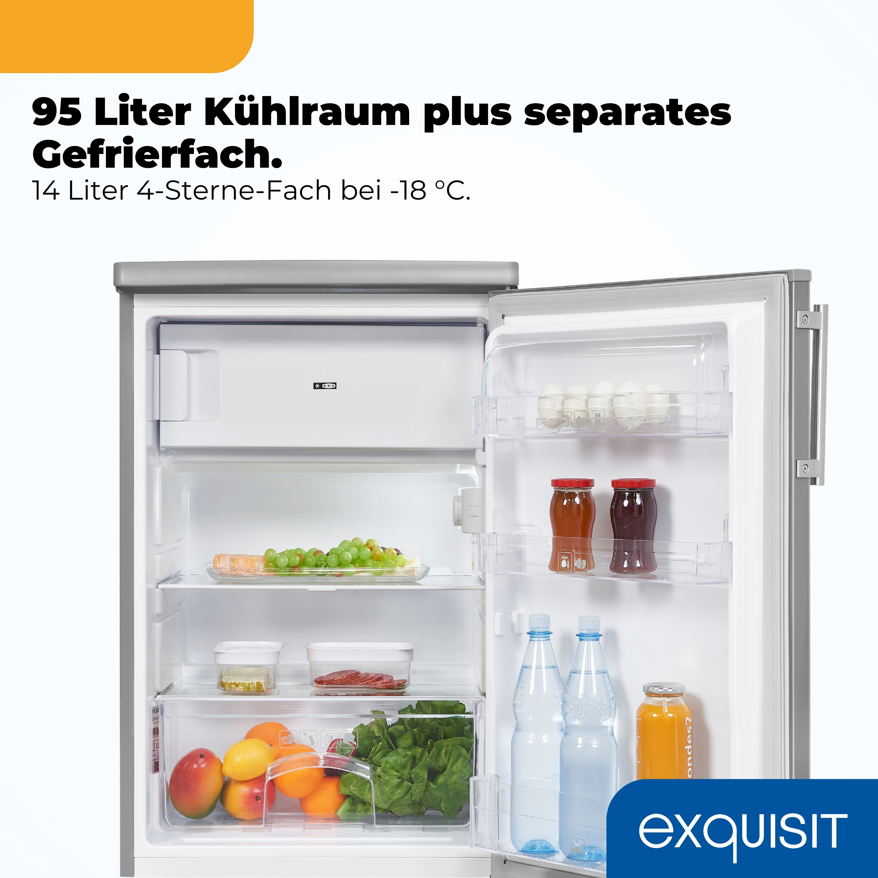 Offener Kühlschrank mit Obst, Gemüse, Flaschen und Gläsern.