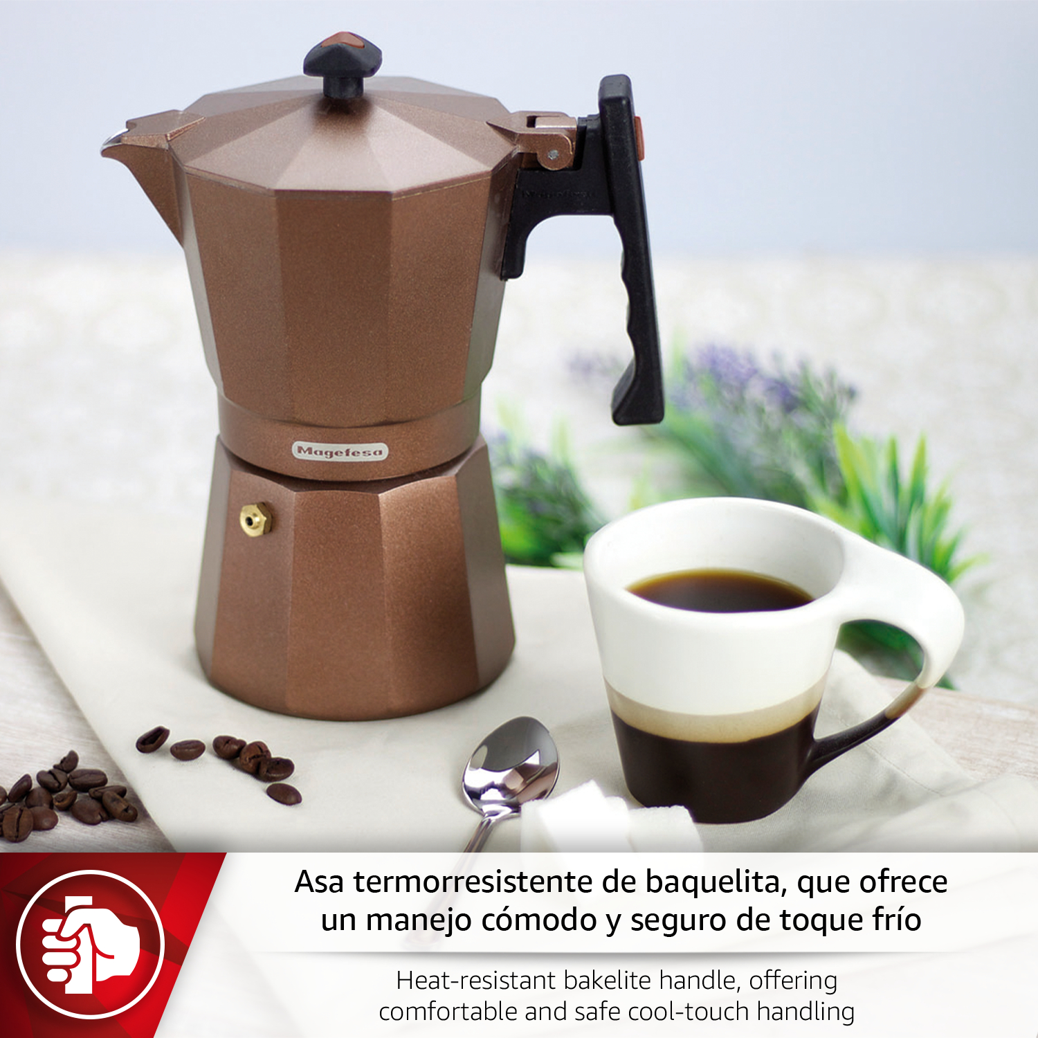 Una cafetera de bronce con una taza de café y una cuchara.