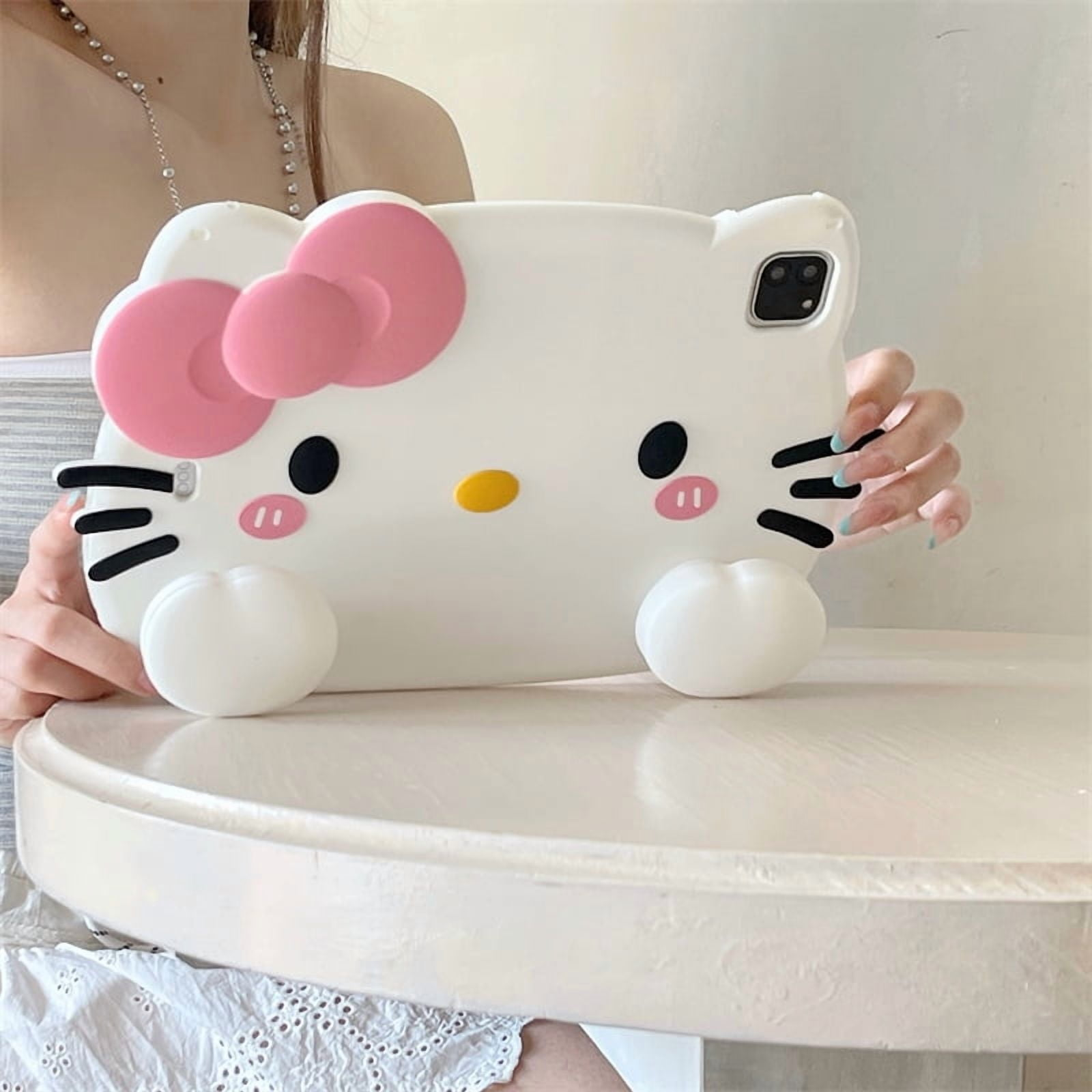 Ein weißes Hello Kitty Tablet-Case mit rosa Schleife und schwarzen Schnurrhaaren.