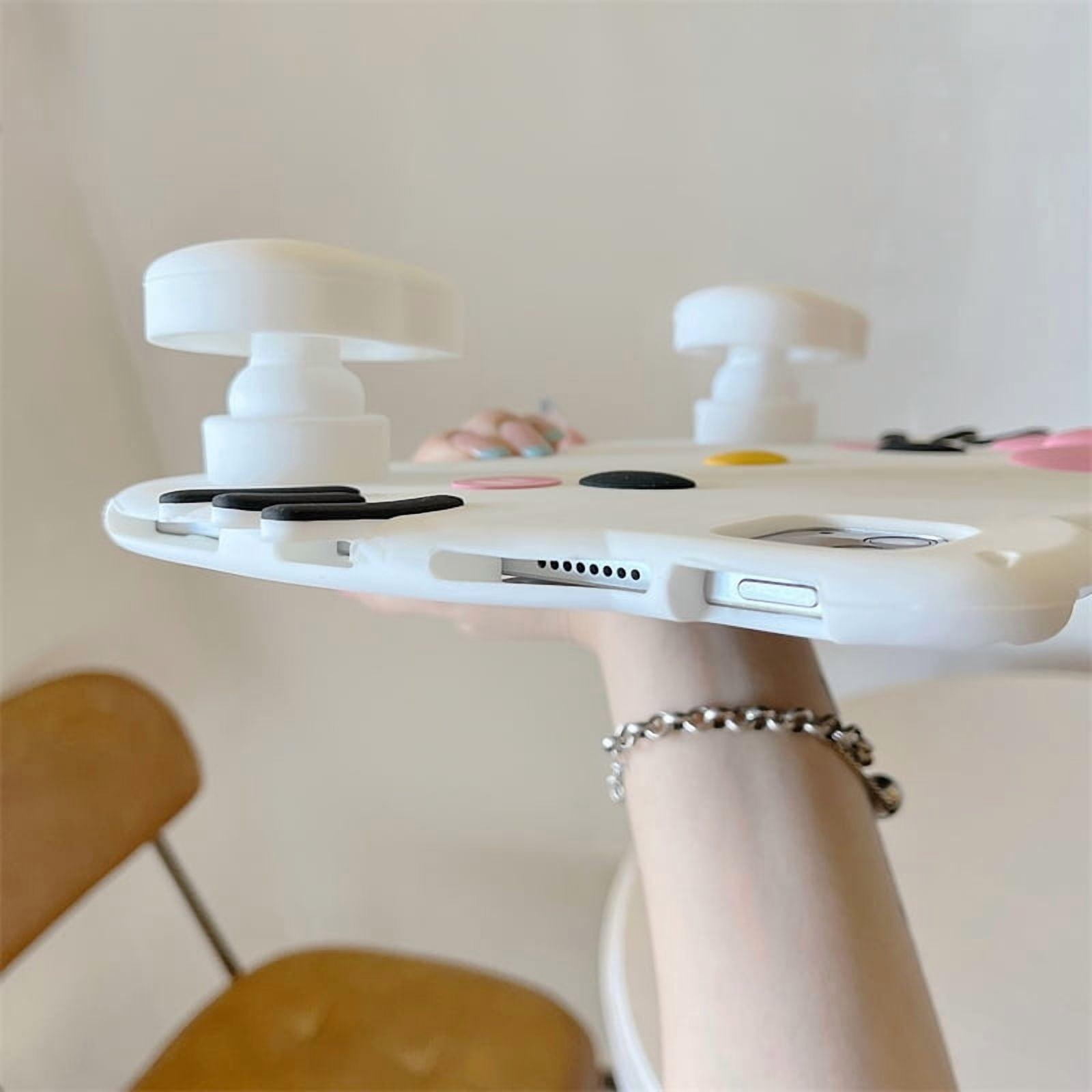 Weiße Hülle im Gamecontroller-Design mit zwei Joysticks und Knöpfen.
