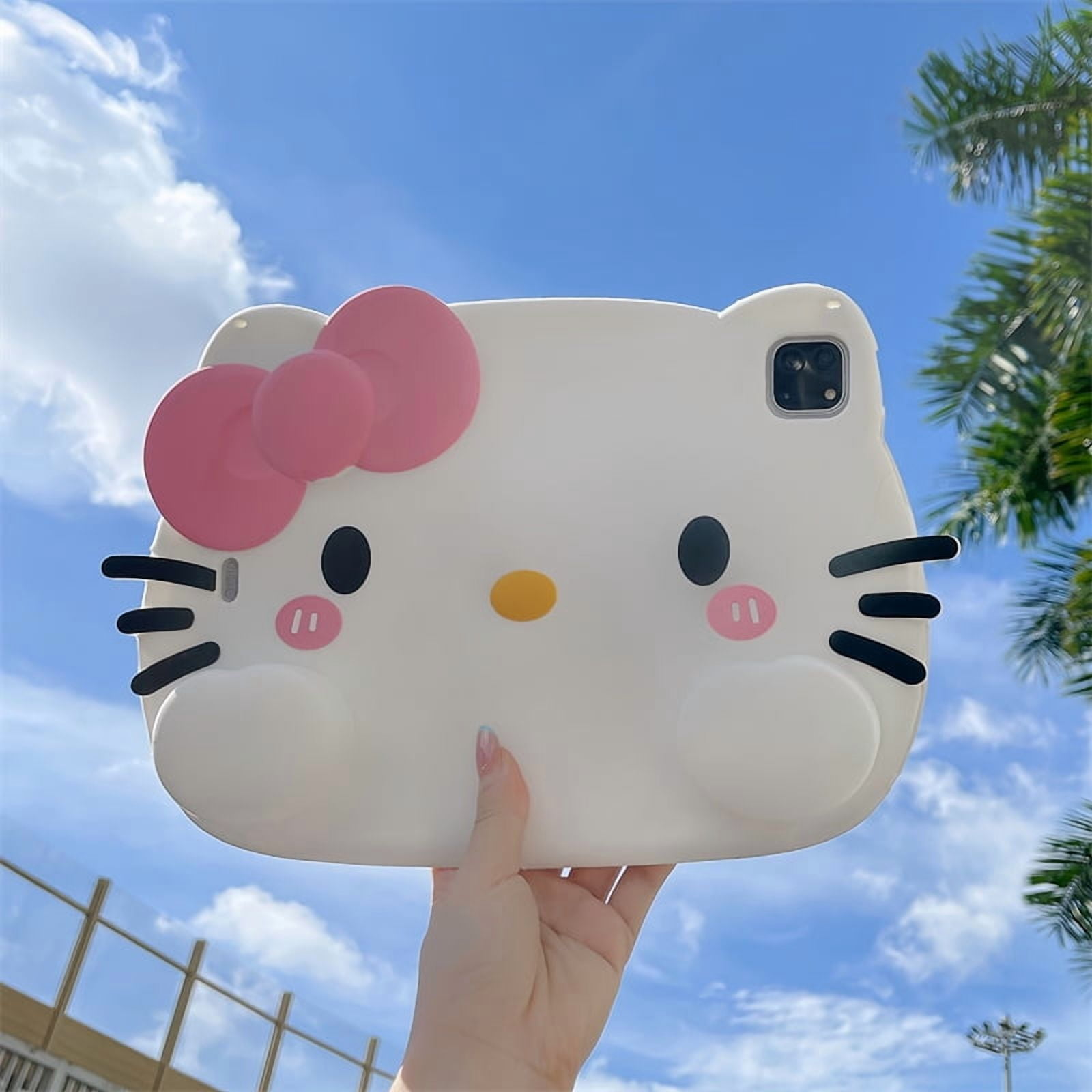 Eine weiße Hello-Kitty-Hülle wird von einer Hand gegen einen blauen Himmel mit Wolken gehalten.