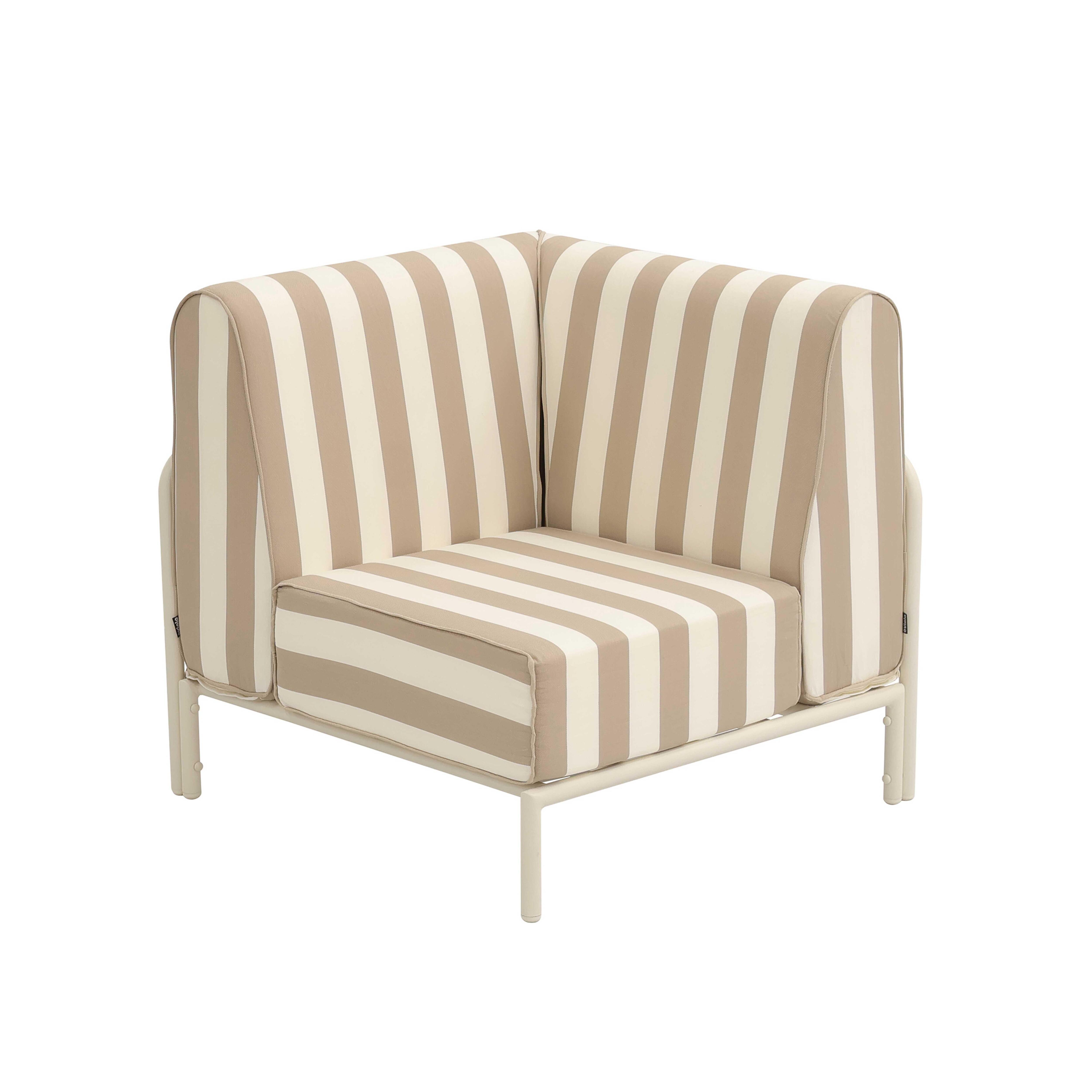 Ein gestreifter Eckstuhl in Beige und Weiß auf einem weißen Hintergrund.