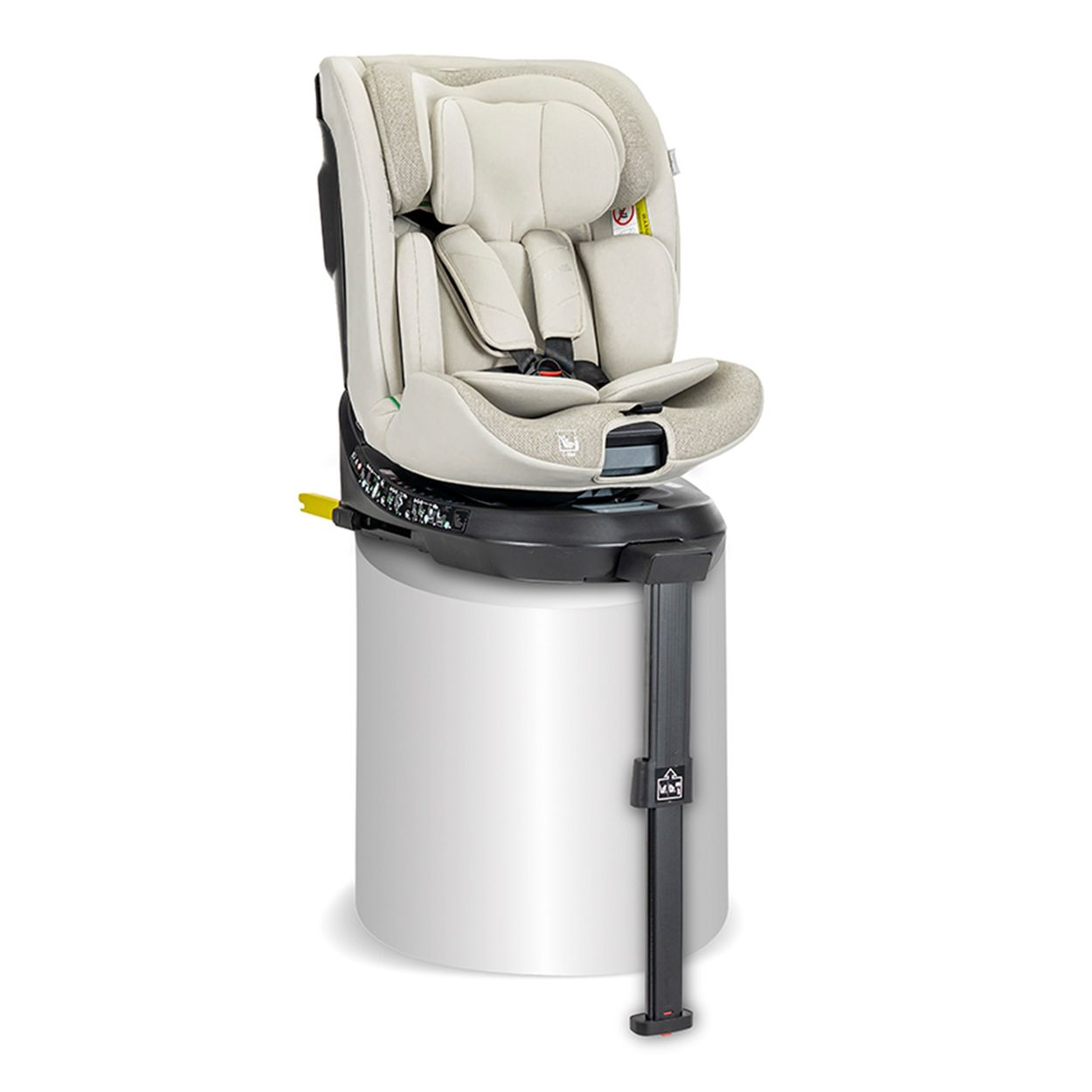 Ein beiger Kindersitz mit 5-Punkt-Gurt auf einem weißen Sockel mit schwarzem Standfuß.