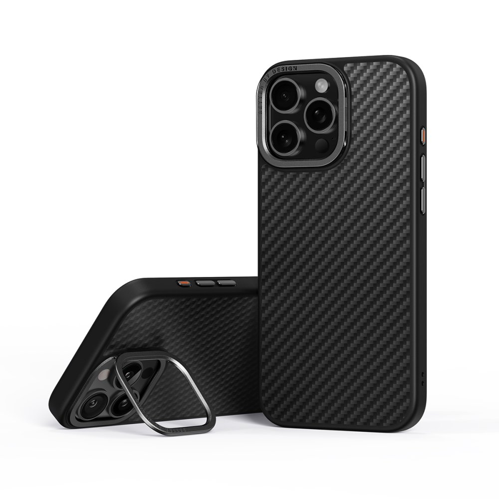 Karbon fiber desenli iki siyah telefon kılıfı. Biri ayakta, diğeri yatay duruyor.