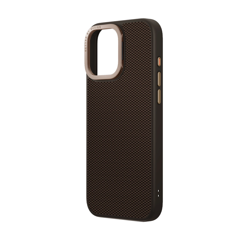 Karbon fiber desenli, altın rengi kamera çerçeveli koyu kahverengi telefon kılıfı.