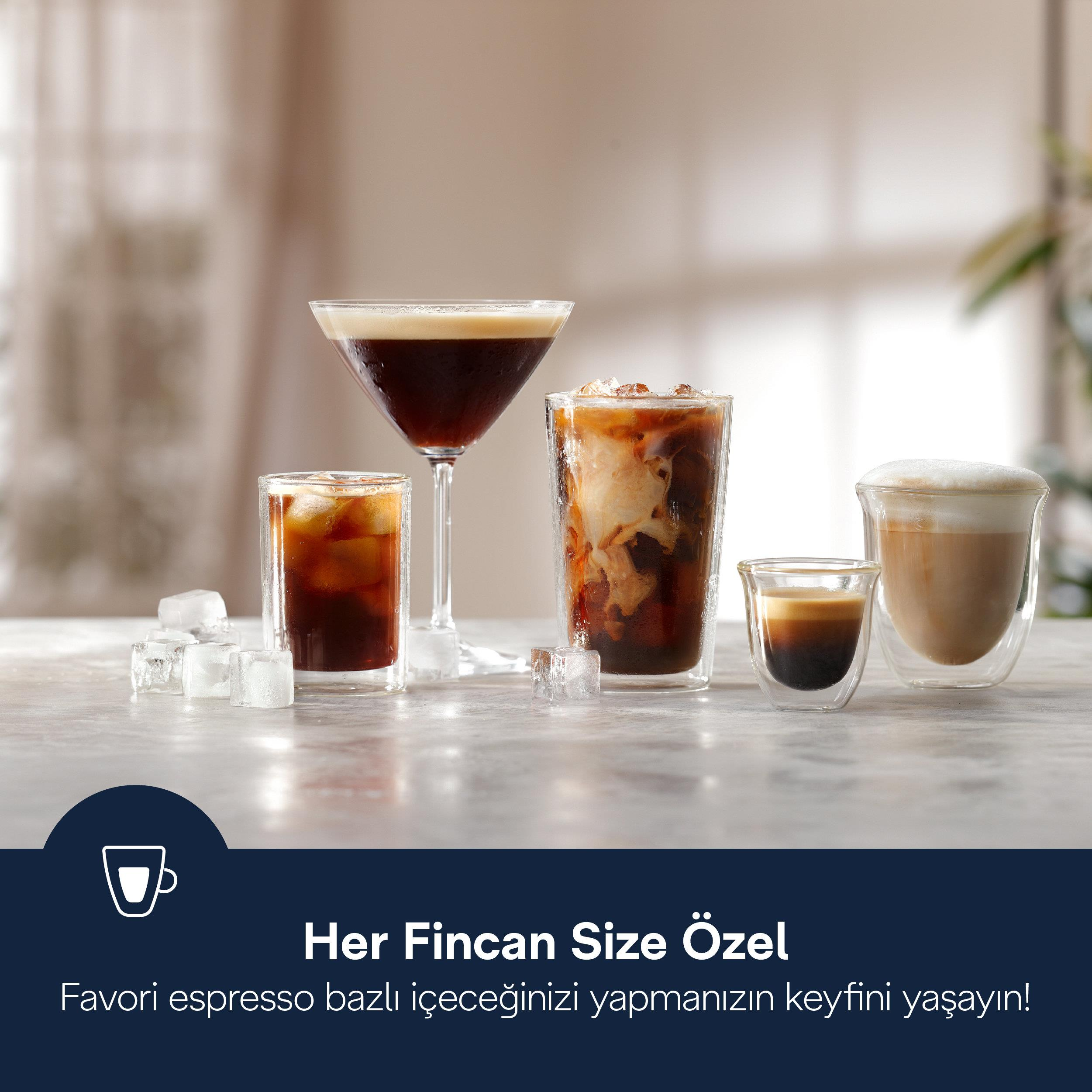 Mermer masada, buz küpleriyle dört kahve bardağı.