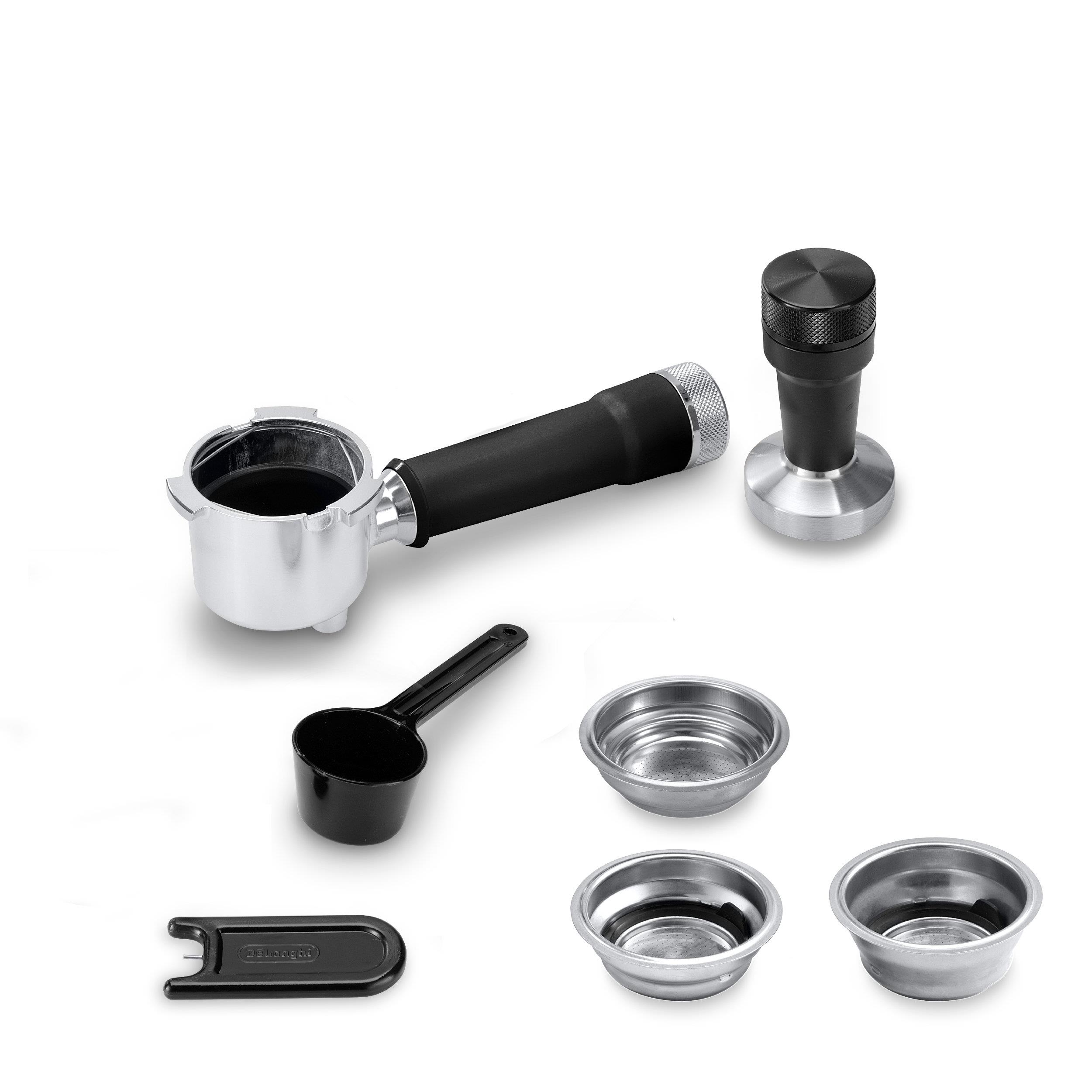 Espresso makinesi aksesuarları: portafiltre, tamper, kaşık, sepetler, kapak.
