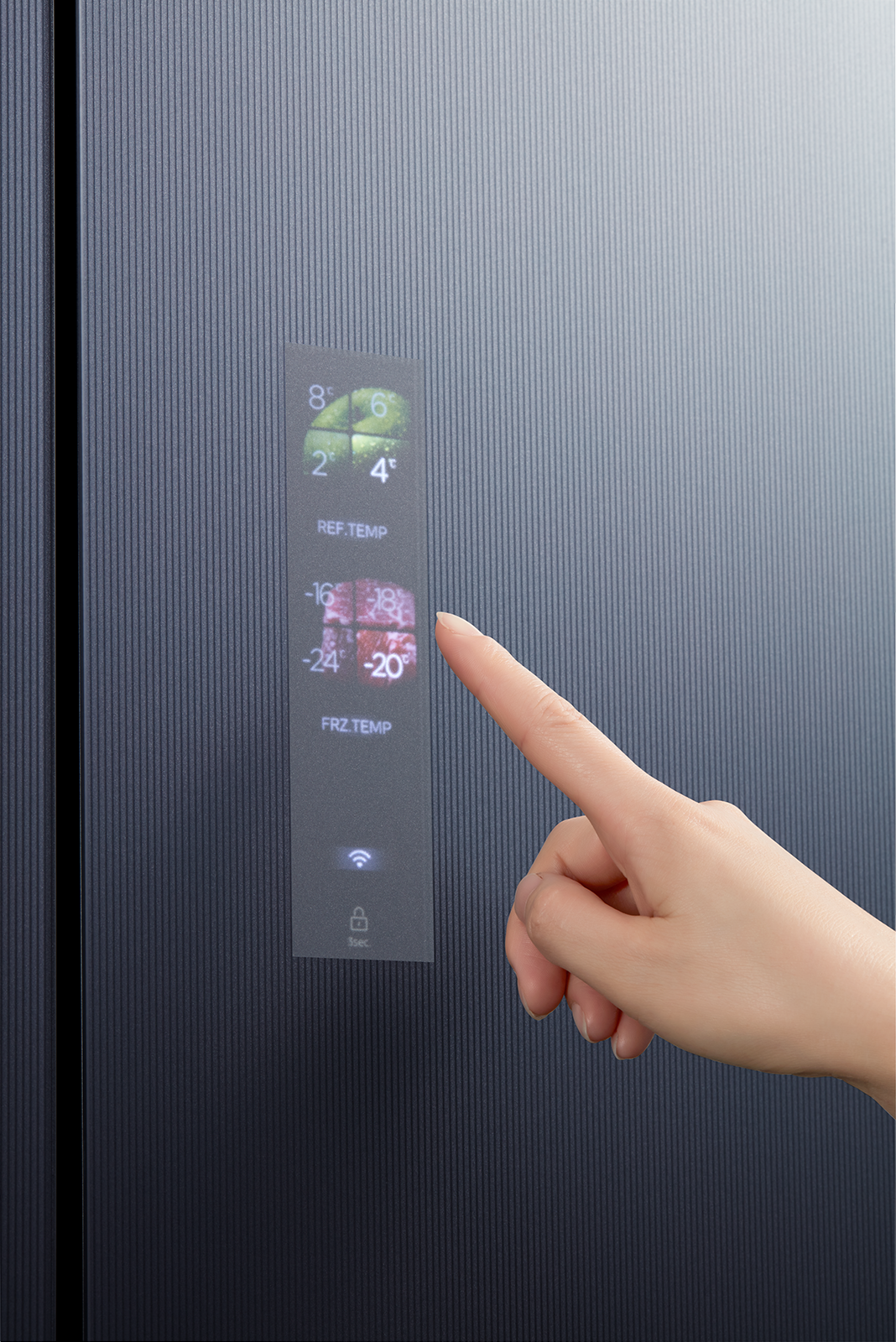 Un dedo toca la pantalla de un refrigerador que muestra lecturas de temperatura.