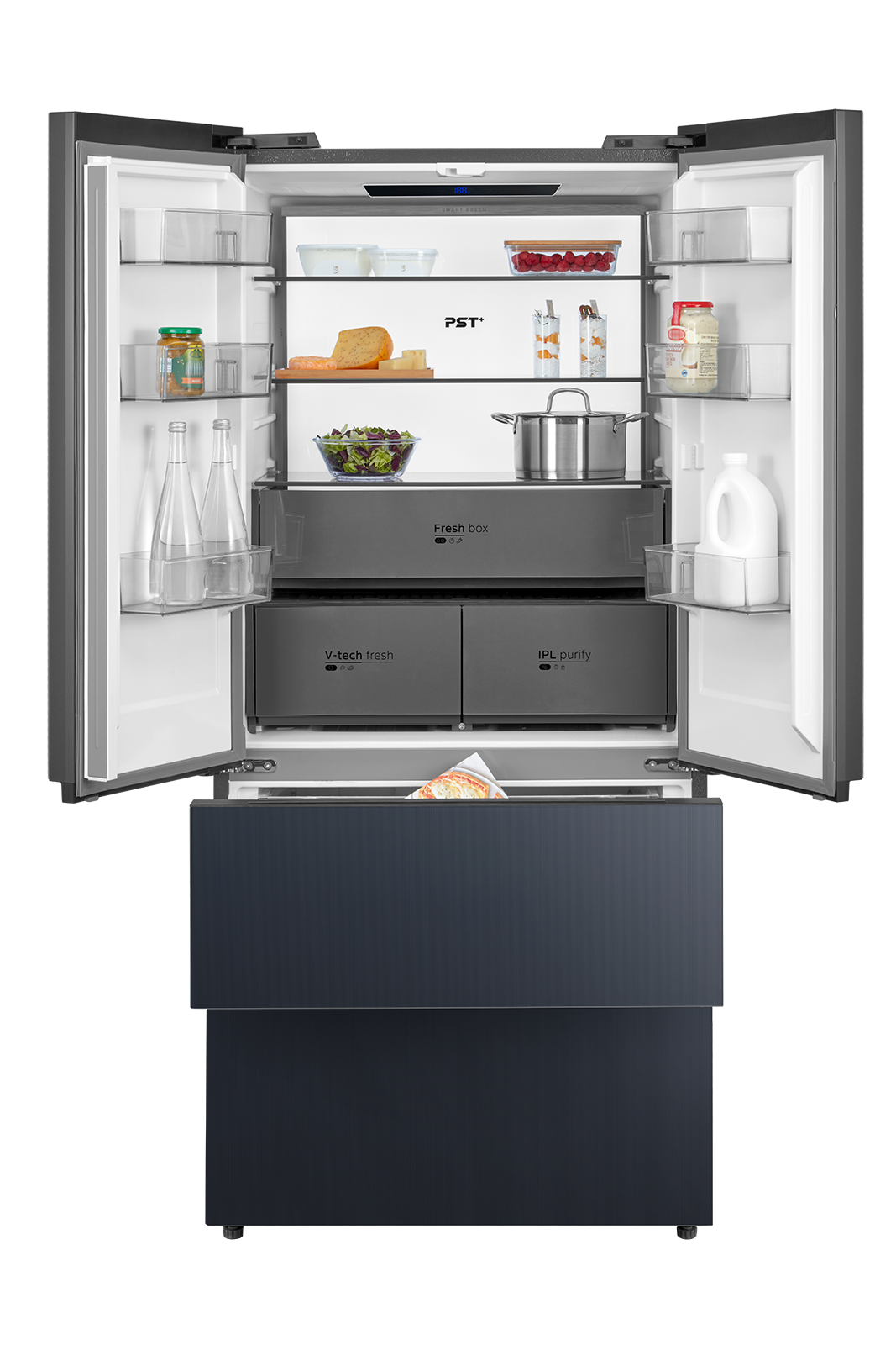 Refrigerador abierto con comida: queso, ensalada, olla, botellas y recipientes.
