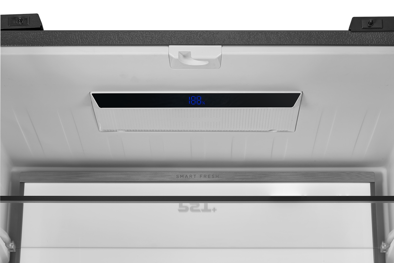 Interior de refrigerador con pantalla digital 18% y texto SMART FRESH.