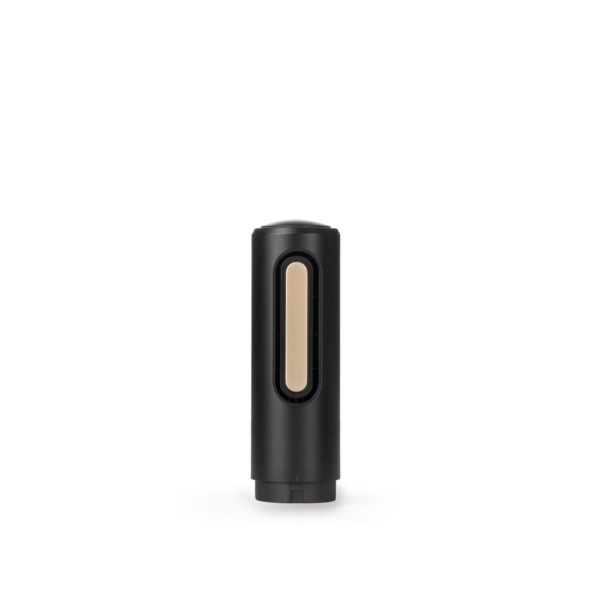 Un deodorante per ambienti verticale nero con una fessura stretta e color cuoio.