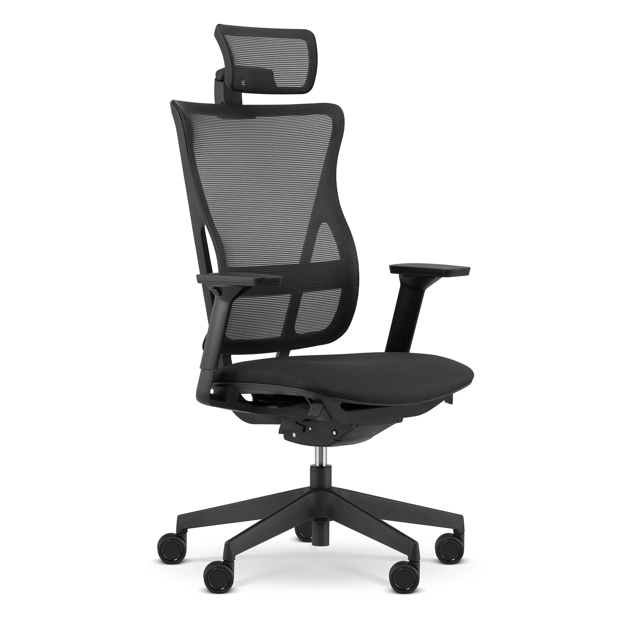 Czarny fotel biurowy z siatkowym oparciem, regulowanym zagłówkiem i kółkami.