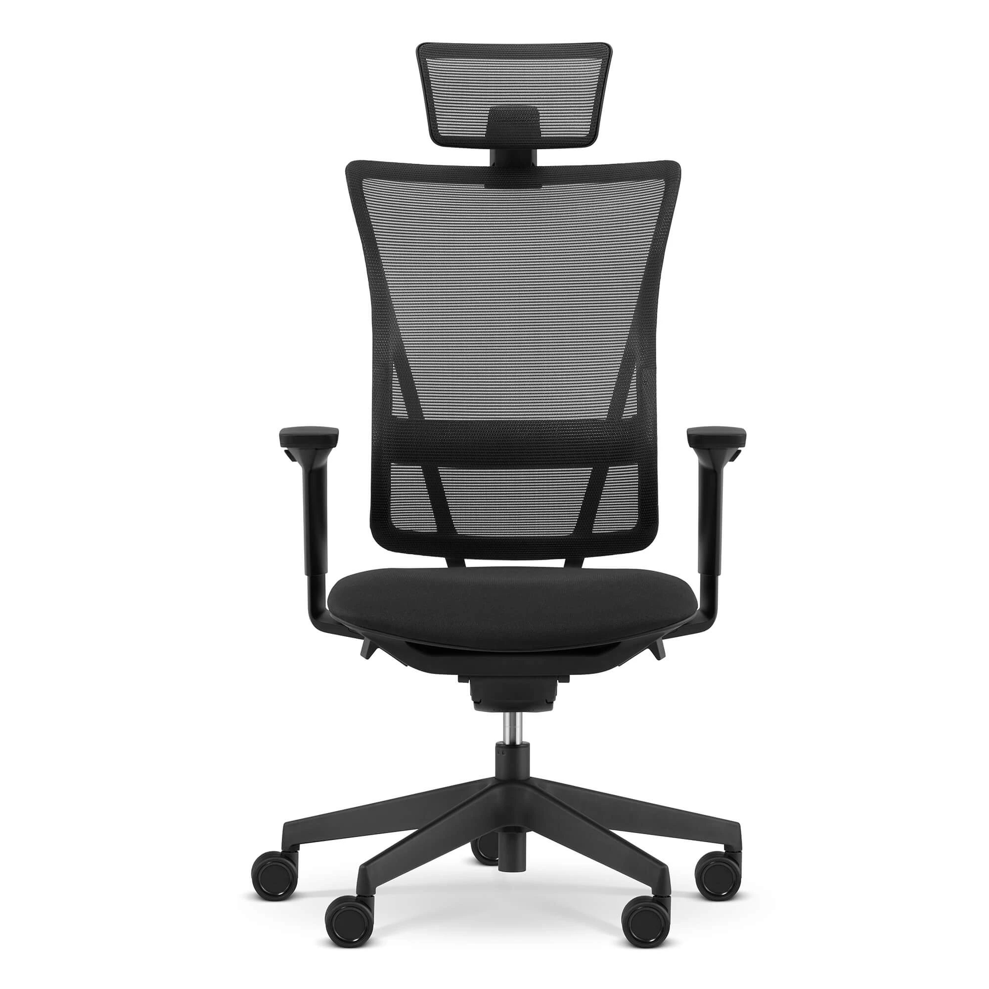 Czarny krzesło biurowe z siatki z zagłówkiem i podłokietnikami na kołach.