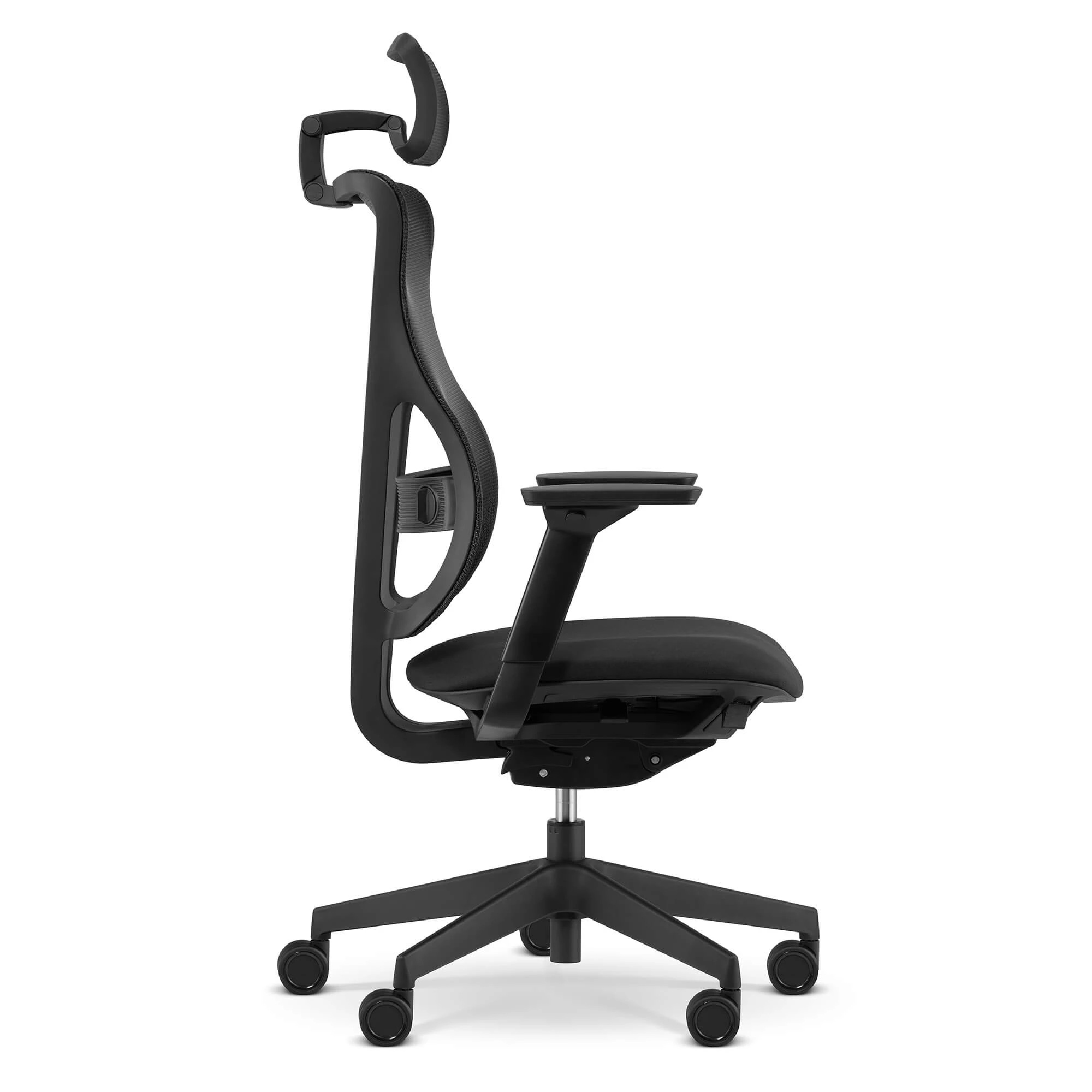 Czarny ergonomiczny fotel biurowy z siatkowym oparciem, regulowanymi podłokietnikami i kółkami.