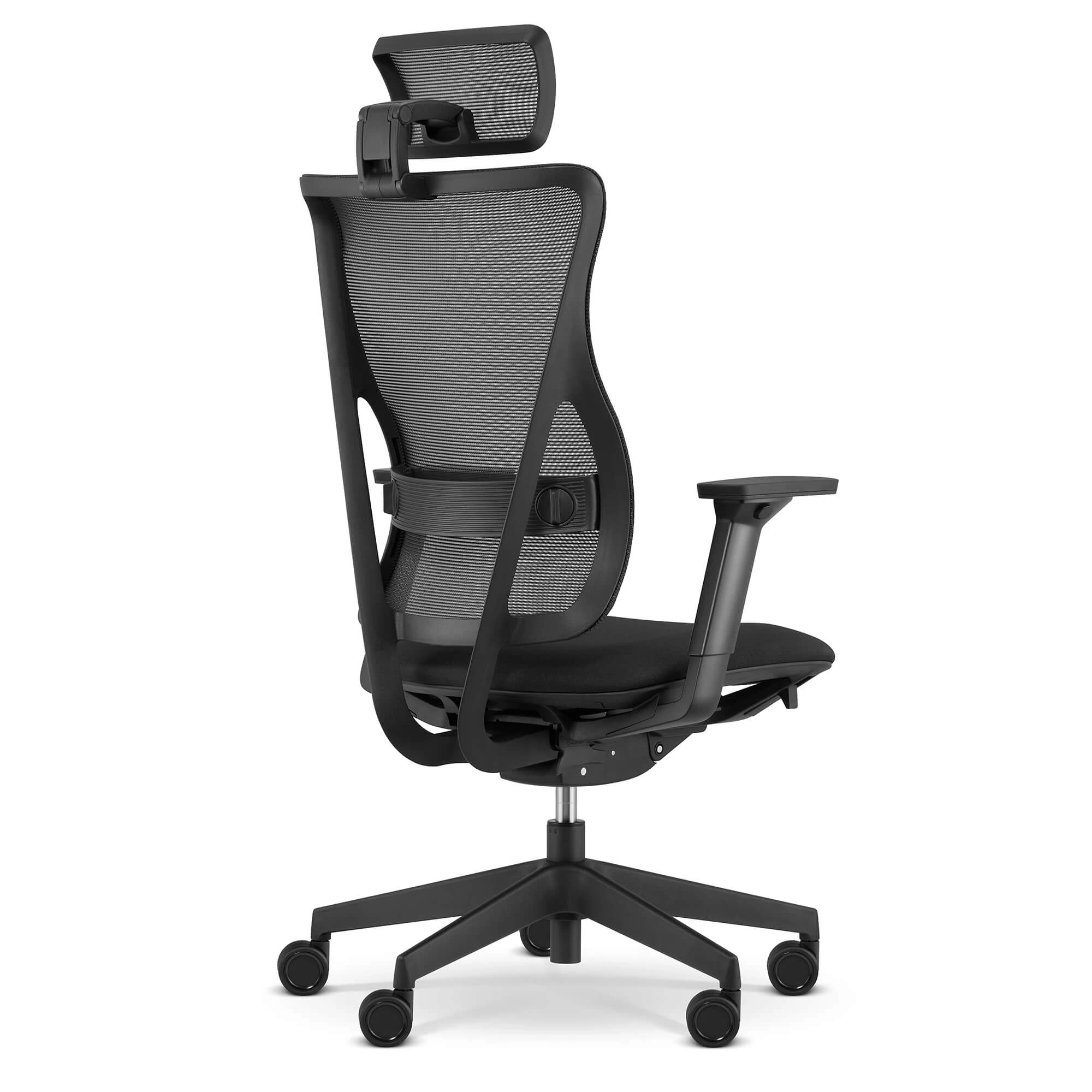 Czarny fotel biurowy z siatkowym oparciem, zagłówkiem i kółkami.