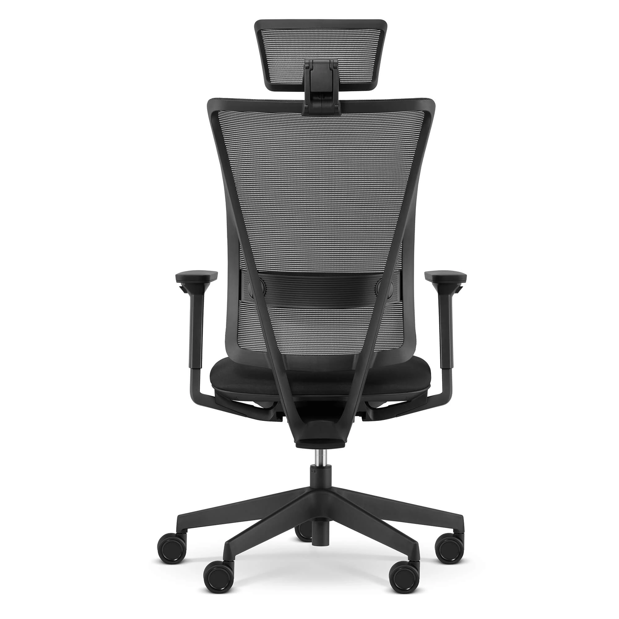 Czarny fotel biurowy z siatkowym oparciem, regulowanymi podłokietnikami i zagłówkiem.