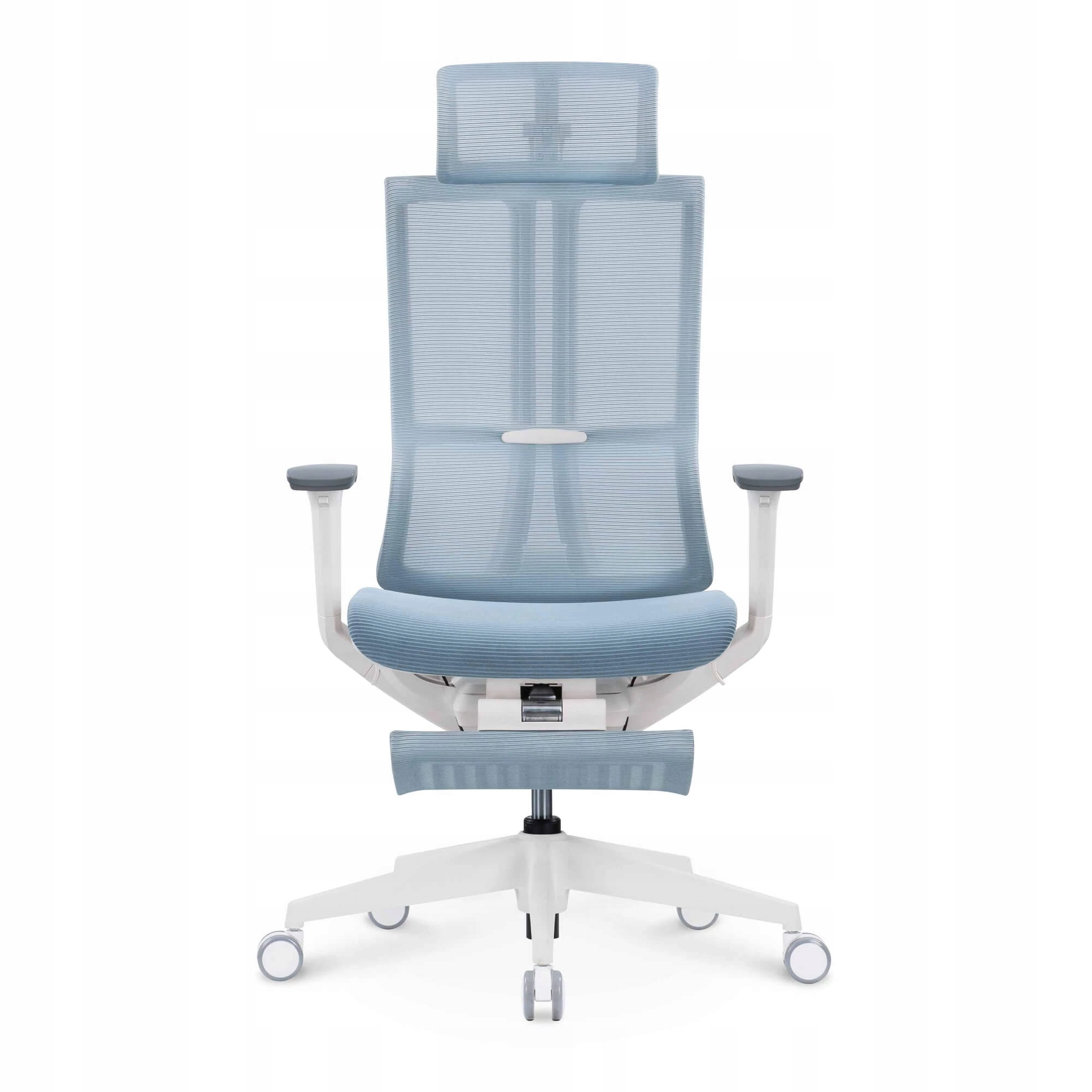 Niebieskie krzesło biurowe z siatki z białym stelażem i zagłówkiem.