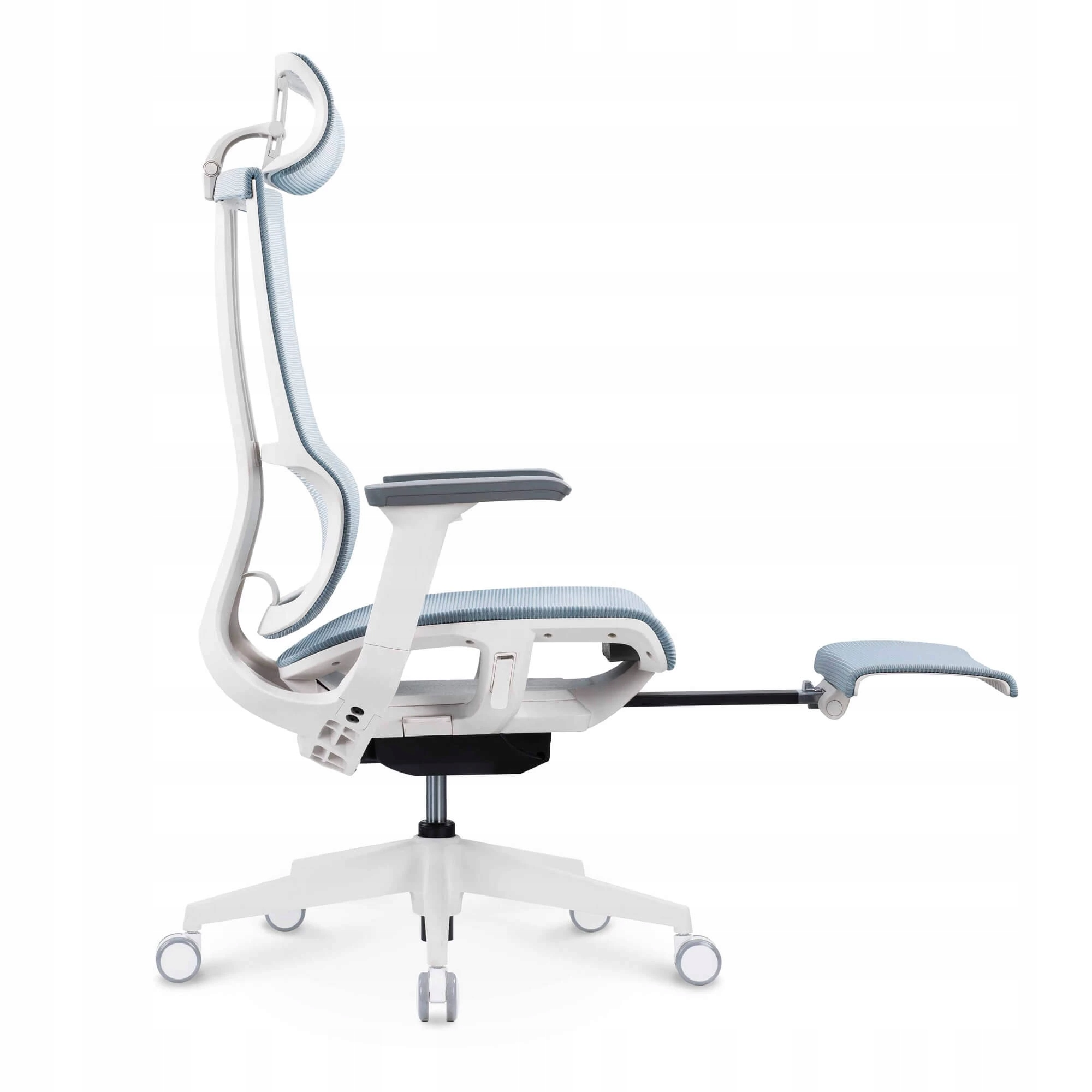 Białe krzesło biurowe z niebieską siateczką i wysuwanym podnóżkiem.