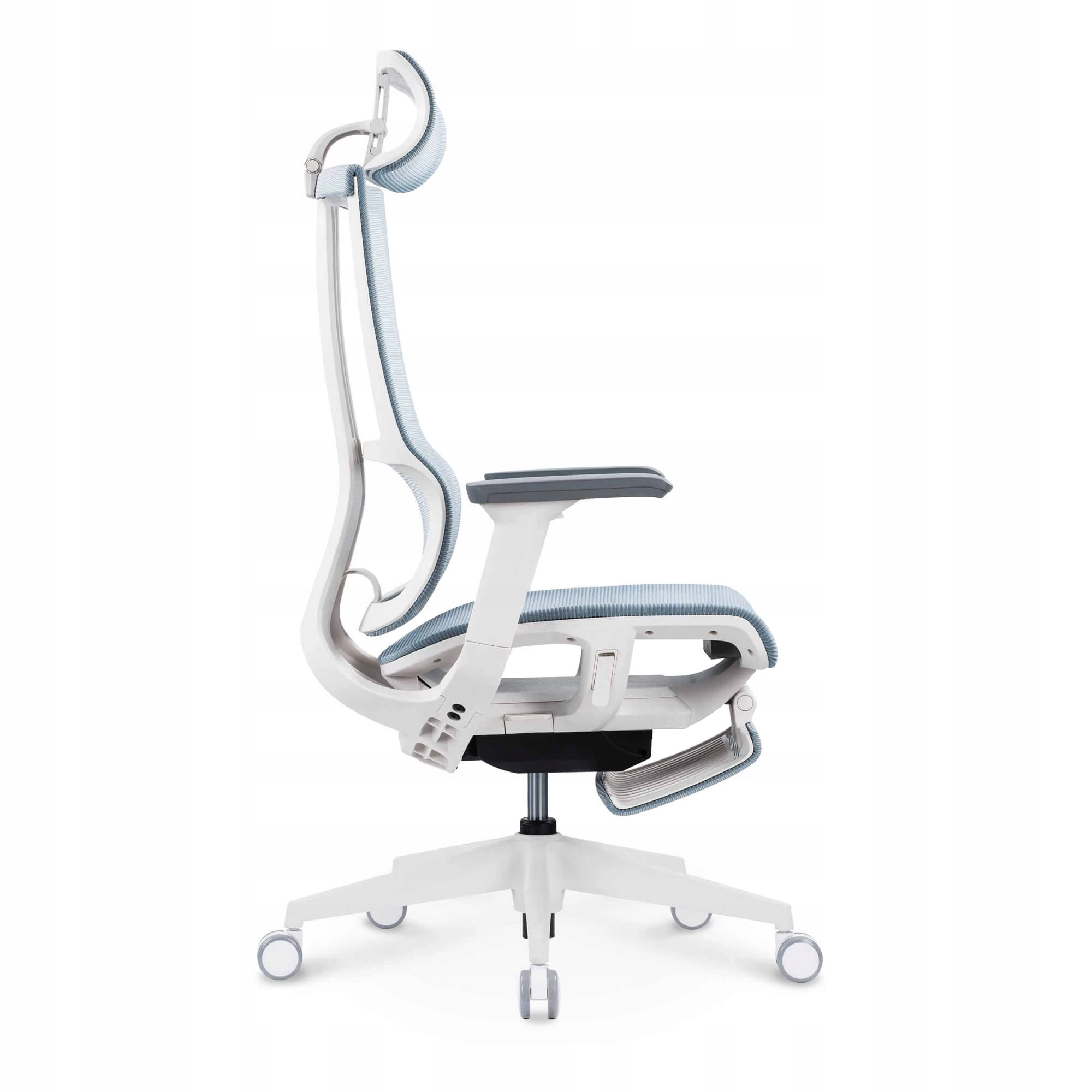 Białe krzesło biurowe z niebieskimi akcentami i wysuwanym podnóżkiem.