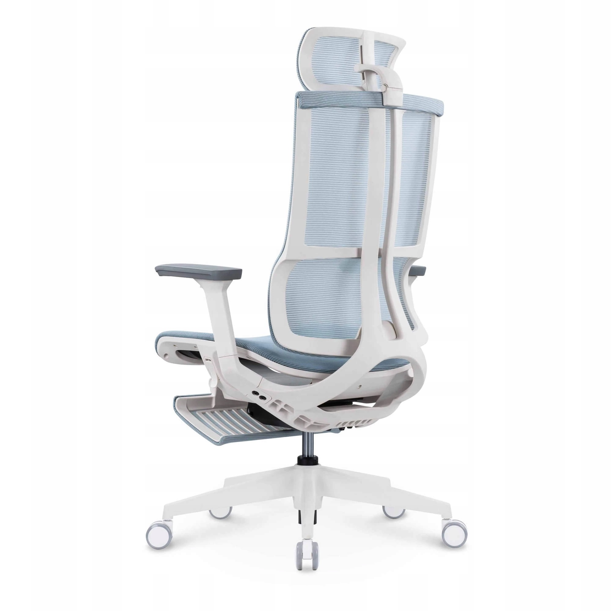 Białe ergonomiczne krzesło biurowe z niebieską siatką w paski i regulowanymi podłokietnikami.