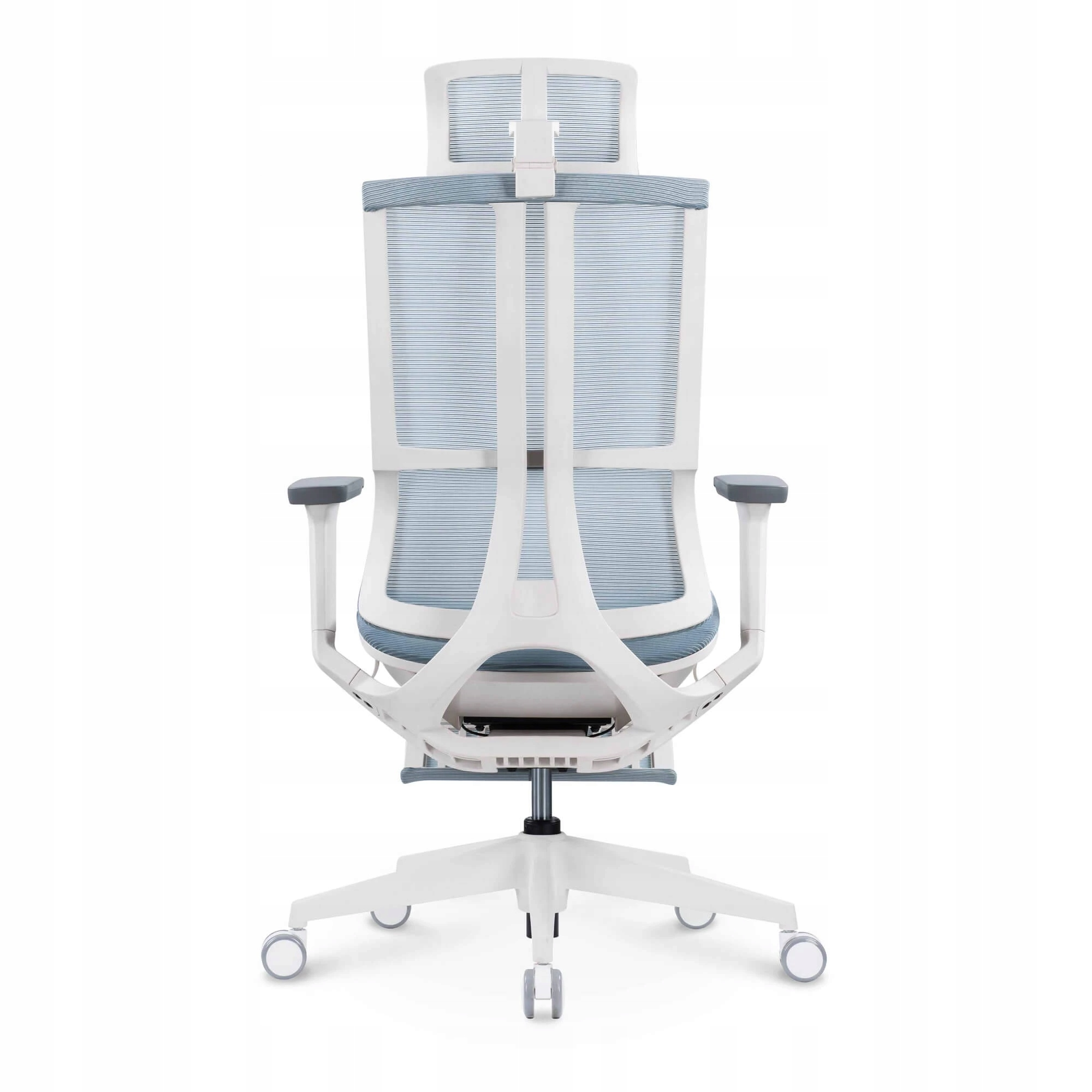 Białe ergonomiczne krzesło biurowe z niebieskim siatkowym oparciem w paski i zagłówkiem.