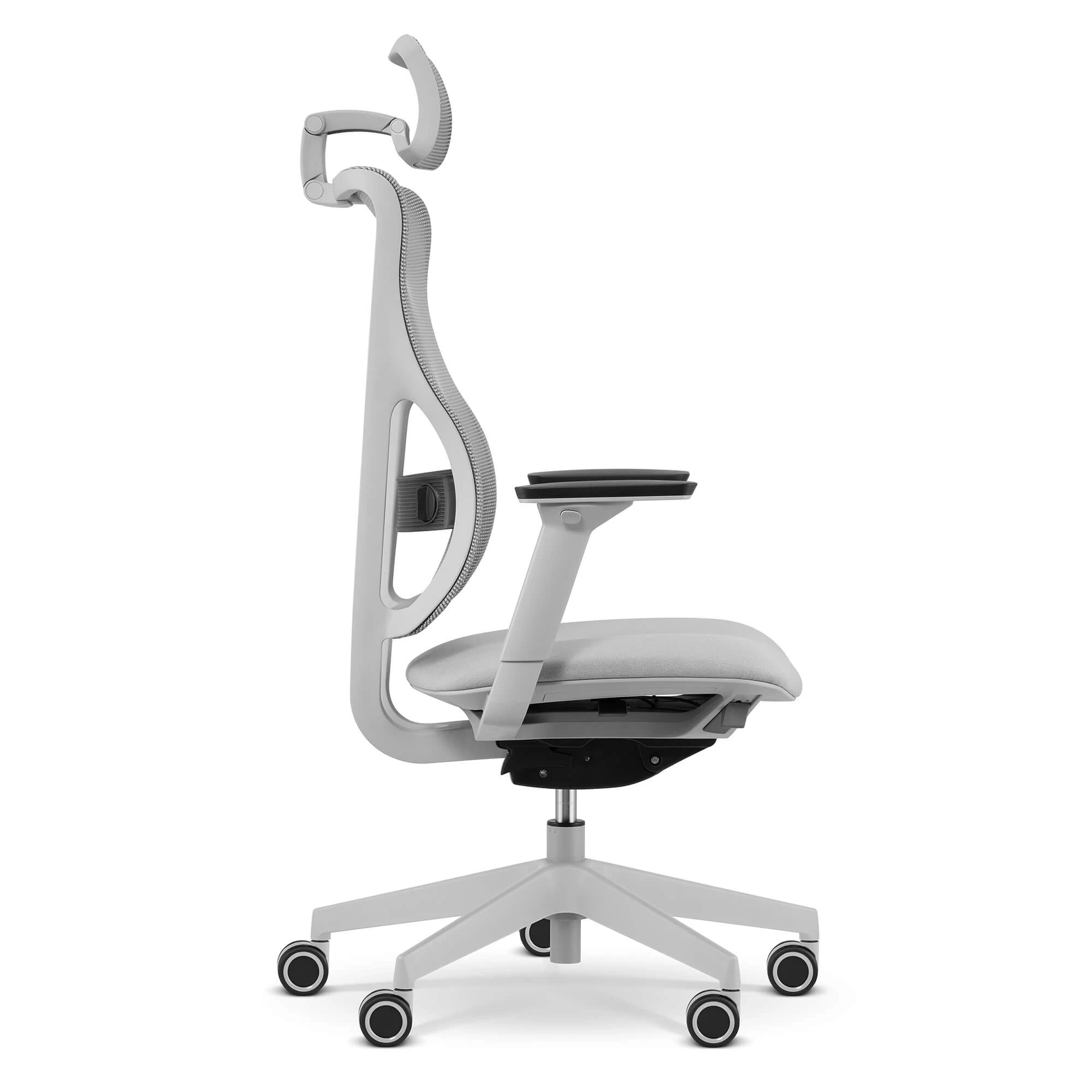 Szare krzesło biurowe z siatkowym oparciem, regulowanymi podłokietnikami i kółkami.