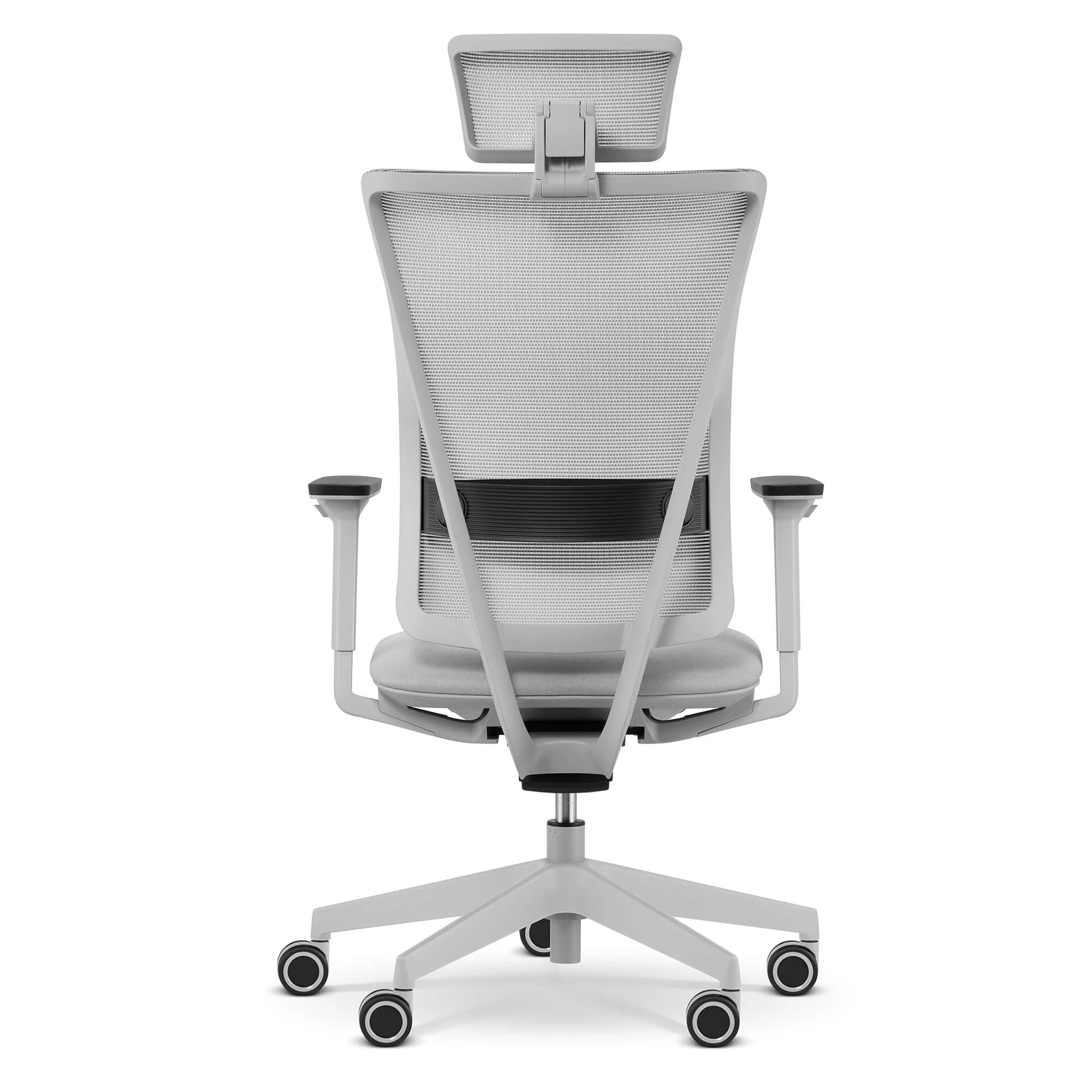 Widok z tyłu szarego krzesła biurowego z siatkowym oparciem.