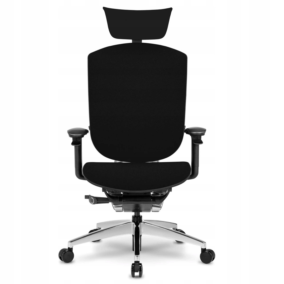 Czarny fotel biurowy z zagłówkiem, podłokietnikami i kółkami.