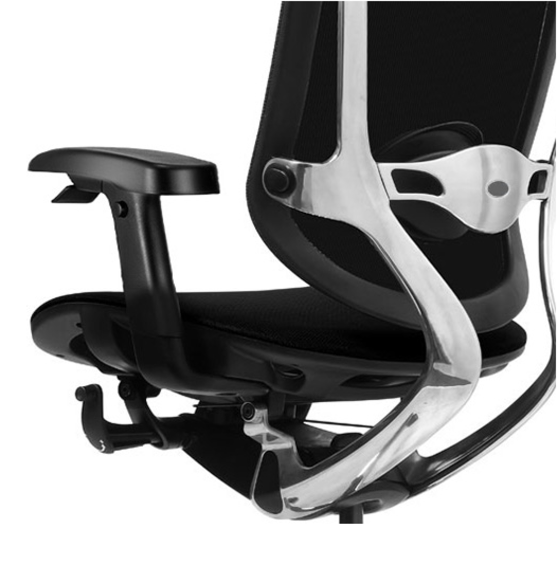 Czarny fotel biurowy z chromowanymi akcentami i regulowanymi podłokietnikami.