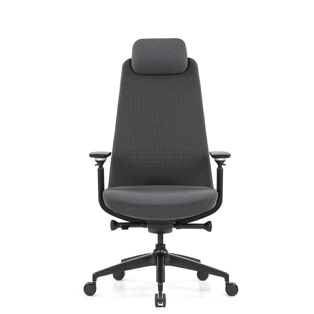 Szare krzesło biurowe z zagłówkiem i podłokietnikami na podstawie z kółkami.