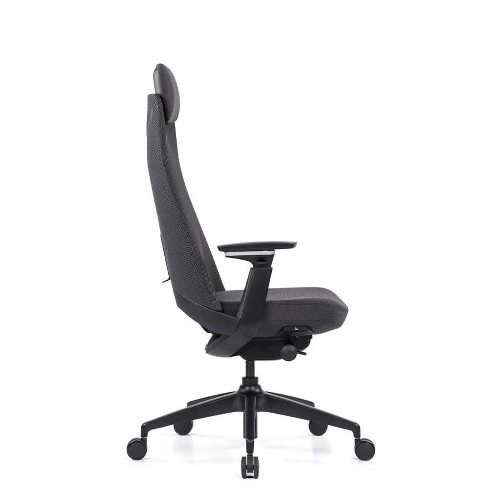Czarny fotel biurowy z zagłówkiem i podłokietnikami, widziany z boku.