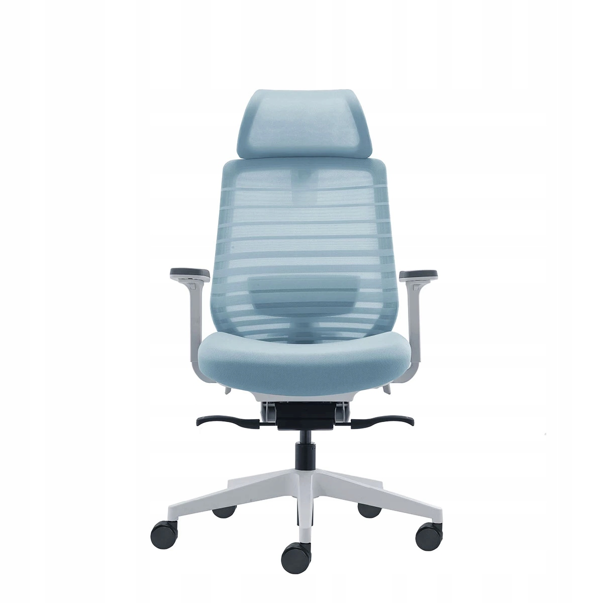 Jasnoniebieskie krzesło biurowe z siatkowym oparciem i regulowanymi podłokietnikami na białej podstawie.