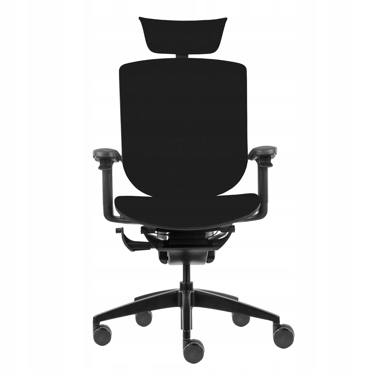 Czarny fotel biurowy z siatkowanym oparciem, zagłówkiem i kółkami.