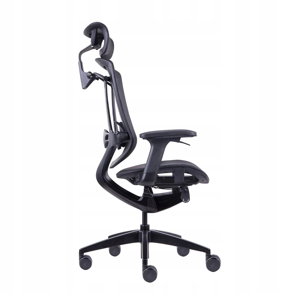 Czarny ergonomiczny fotel biurowy z siatkowym oparciem, regulowanym zagłówkiem i podłokietnikami.