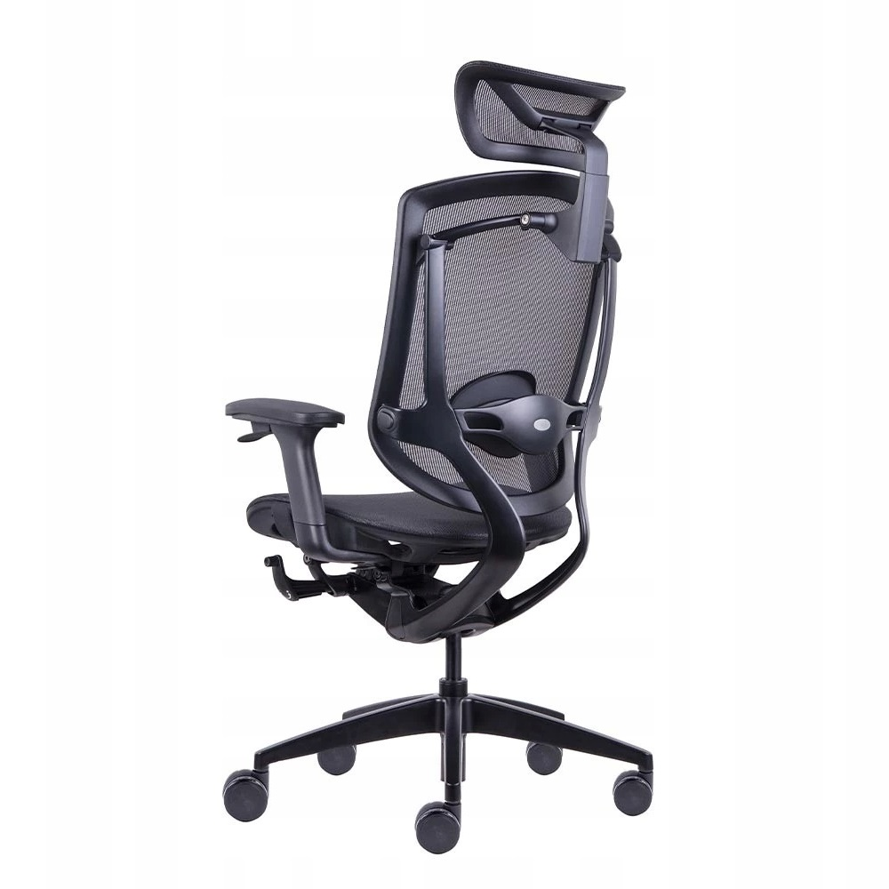 Czarny fotel biurowy z siatkowym oparciem i regulowanym zagłówkiem.
