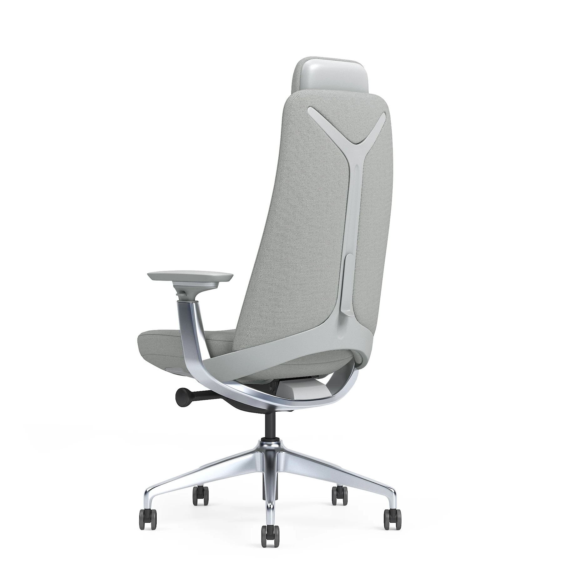 Szare krzesło biurowe z zagłówkiem i podłokietnikami na srebrnej podstawie.