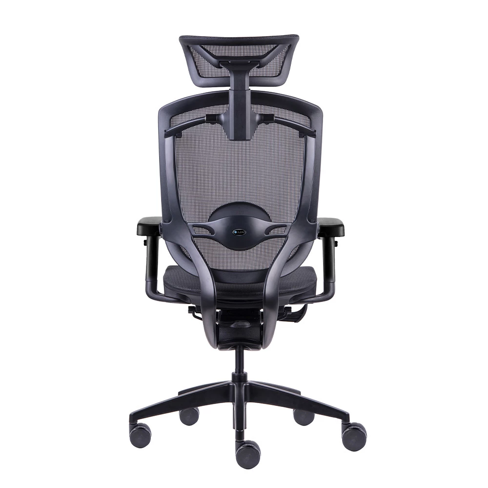 Widok z tyłu czarnego krzesła biurowego z siatkowanym oparciem i regulowanym zagłówkiem.