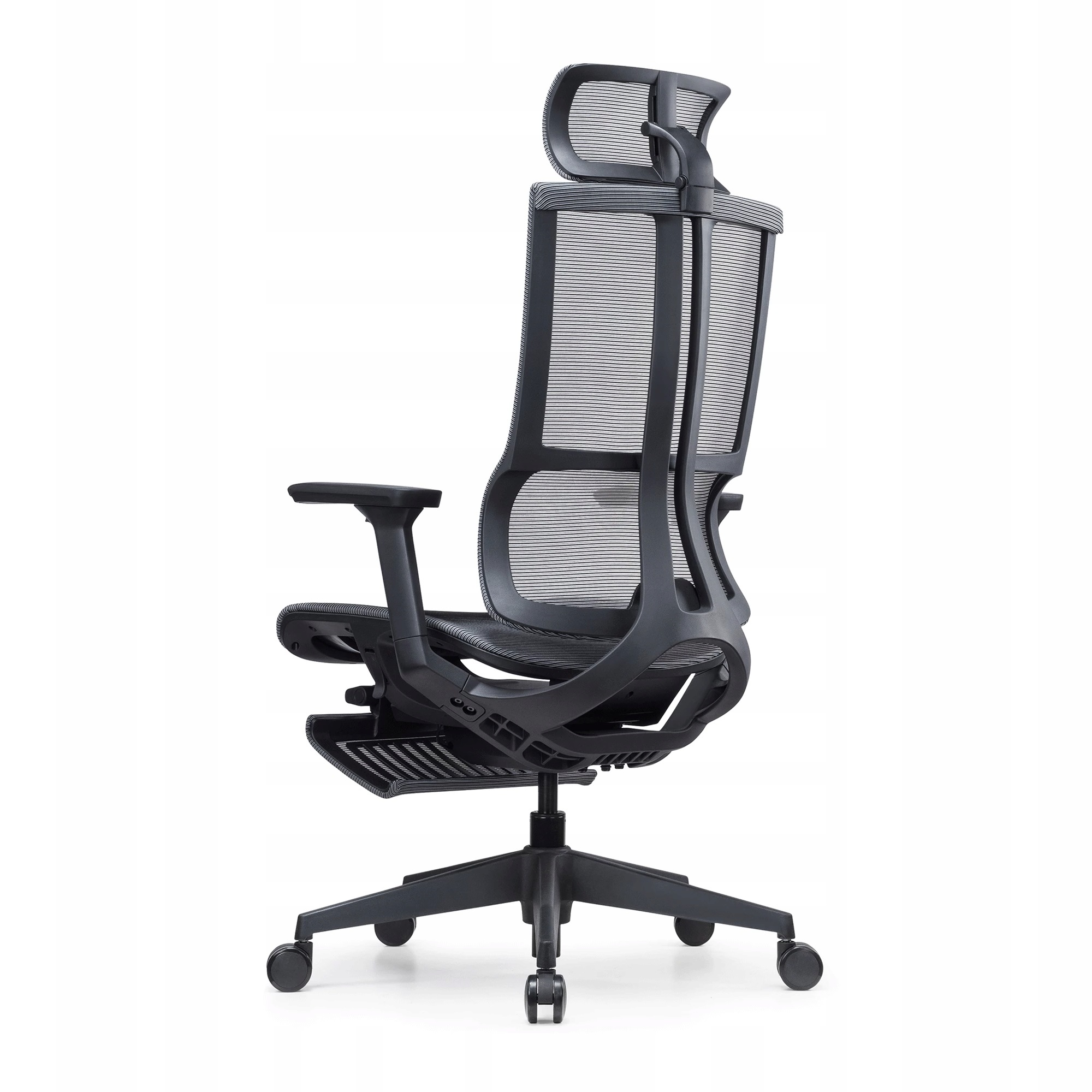Czarny fotel biurowy z siatkowanym oparciem i regulowanymi podłokietnikami na kółkach.